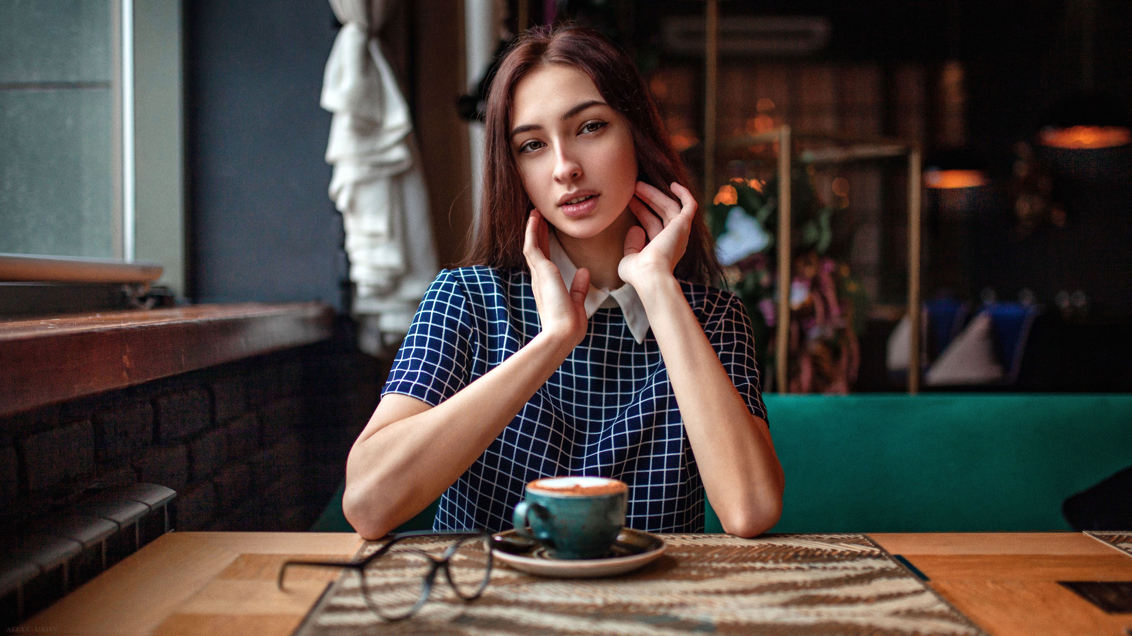 Descarga gratuita de fondo de pantalla para móvil de Café, Taza, Lentes, Cara, Mujeres, Estado De Ánimo.