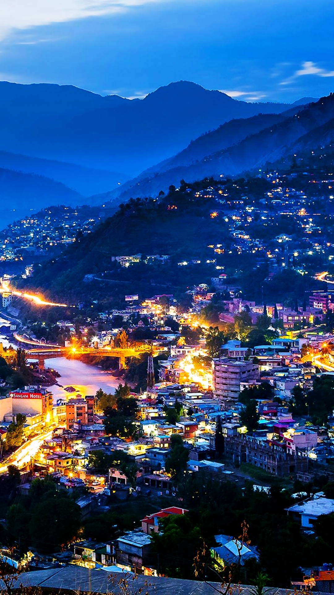 Handy-Wallpaper Landschaft, Stadt, Gebäude, Berg, Licht, Fluss, Gebirge, Nacht, Pakistan, Menschengemacht, Großstadt, Kaschmi kostenlos herunterladen.