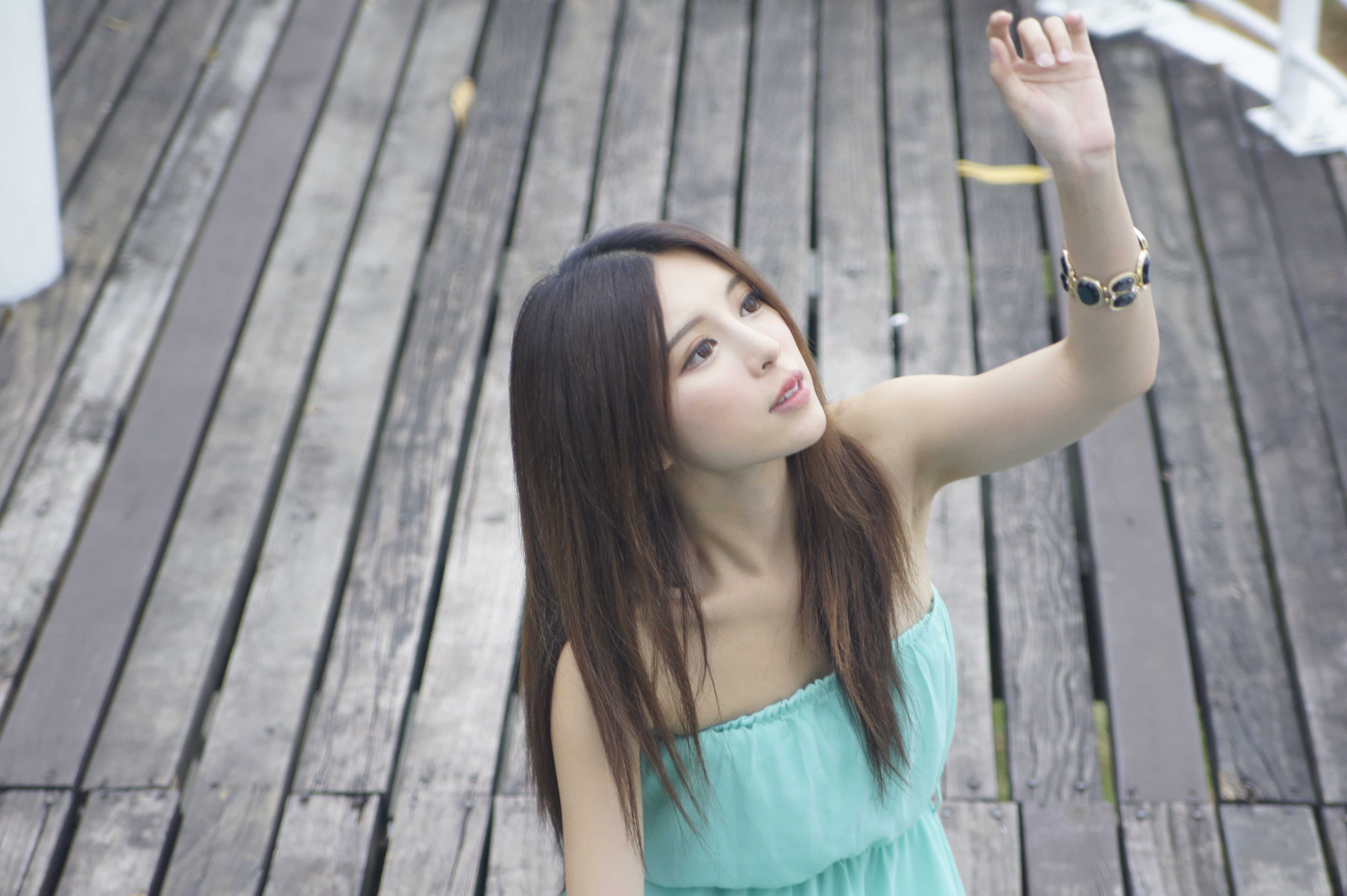 Download mobile wallpaper Leaf, Fall, Hair, Face, Hong Kong, Model, Women, Bracelet, Julie Chang, Zhang Qi Jun for free.