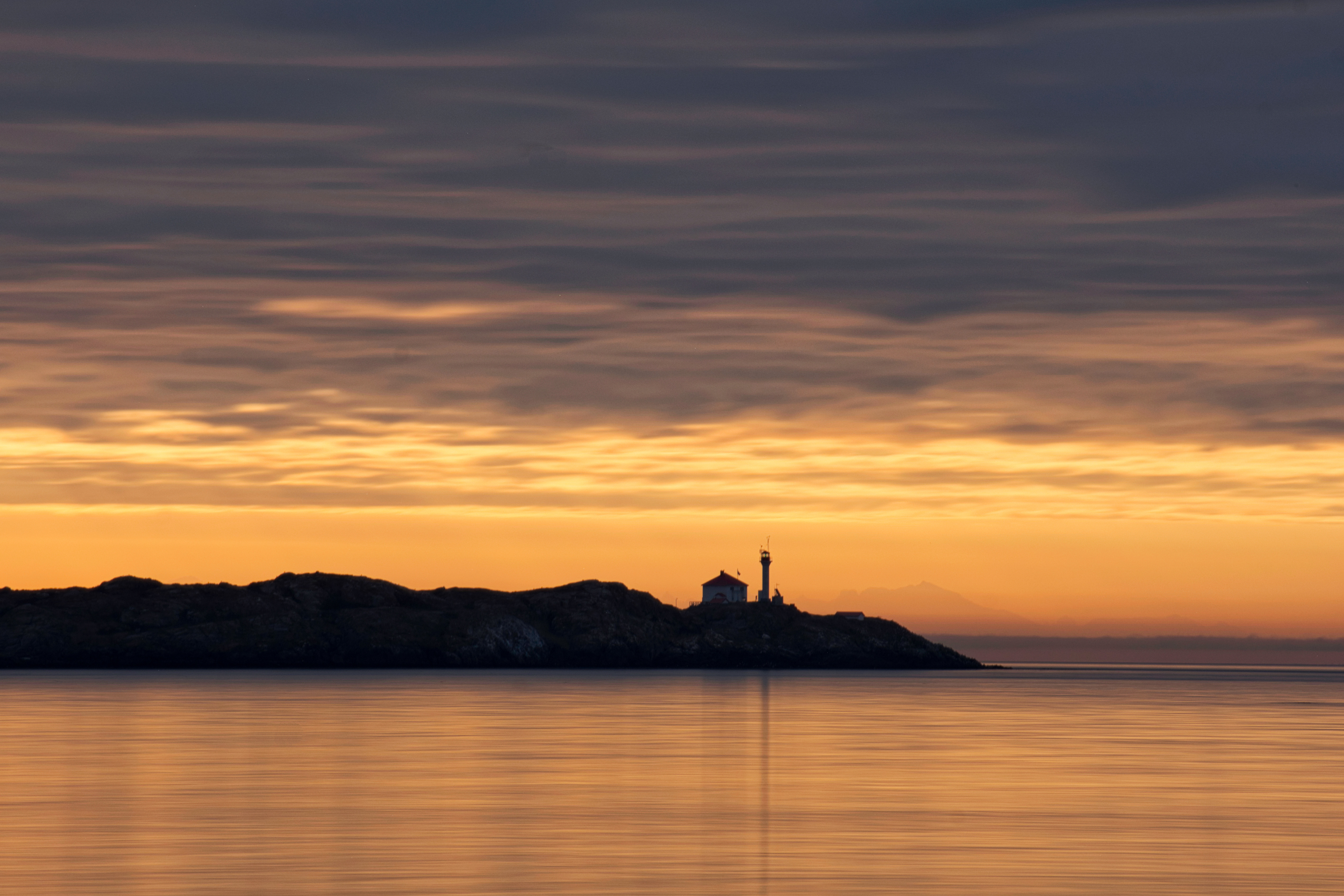 Handy-Wallpaper Natur, Sunset, Sea, Leuchtturm kostenlos herunterladen.