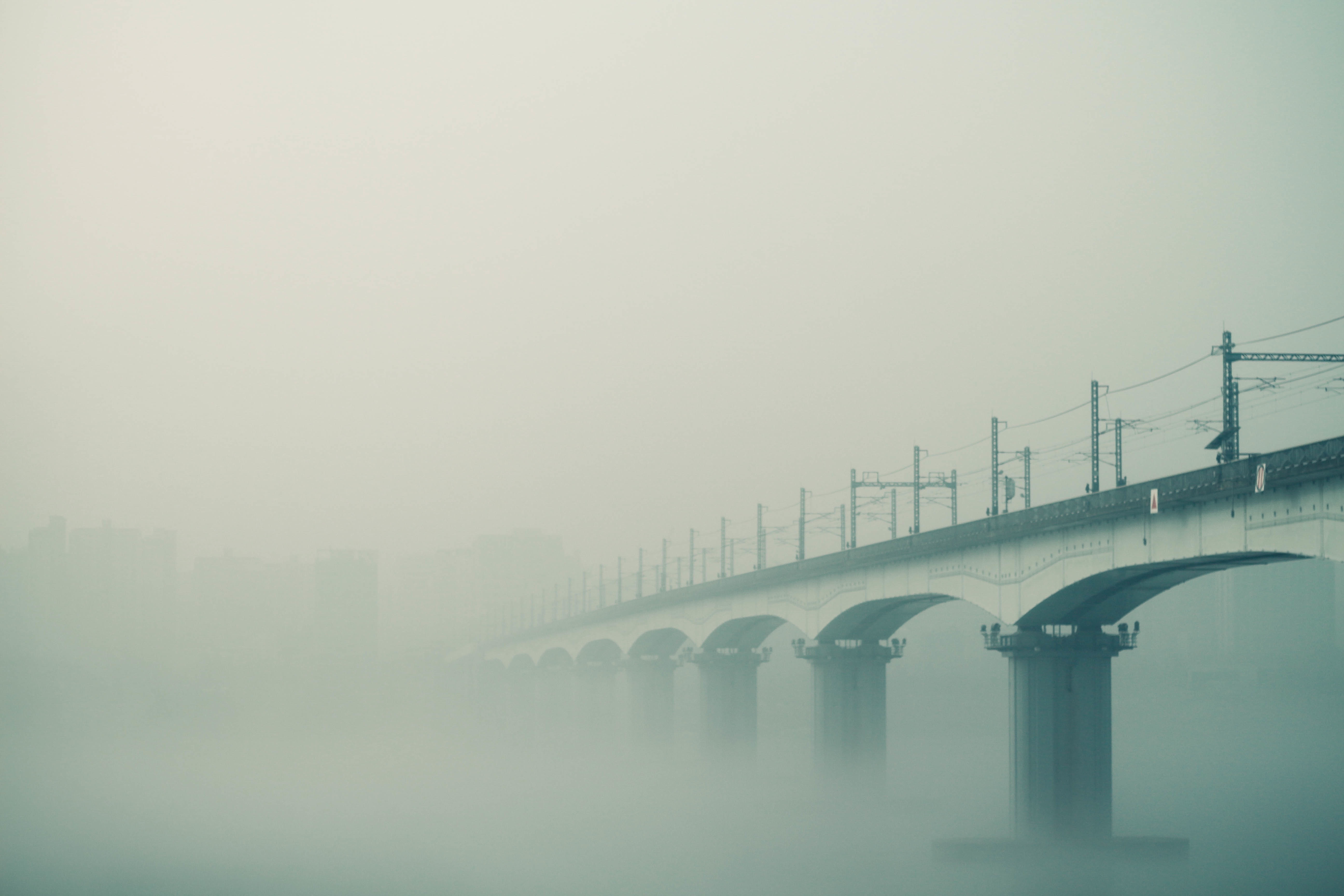 Handy-Wallpaper Nebel, Natur, Sky, Brücke kostenlos herunterladen.