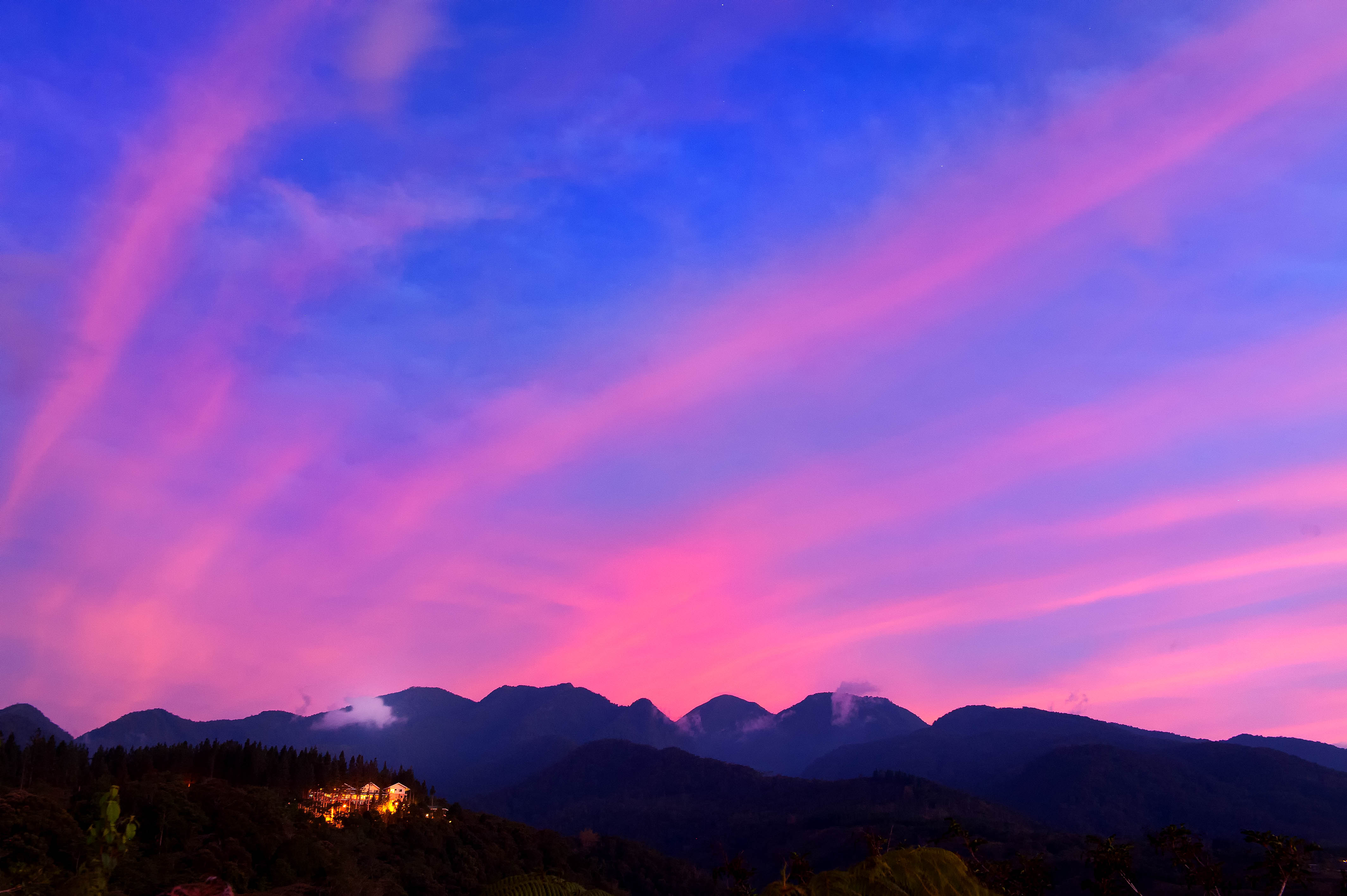 PCデスクトップに山脈, 輝く, 村, スカイ, 上から見る, 光, 自然, 雲画像を無料でダウンロード