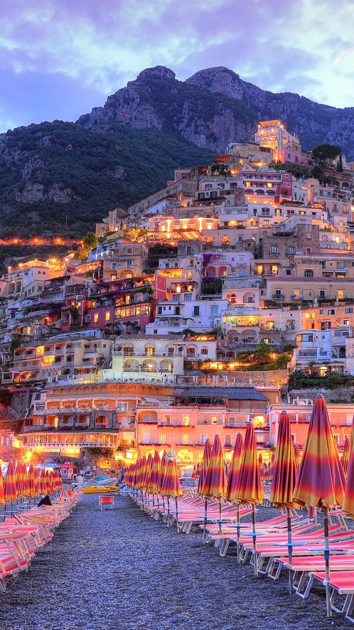 Handy-Wallpaper Städte, Strand, Italien, Stadt, Stadt Dorf, Amalfi, Meer, Menschengemacht, Urlaubsort, Erholungsort kostenlos herunterladen.