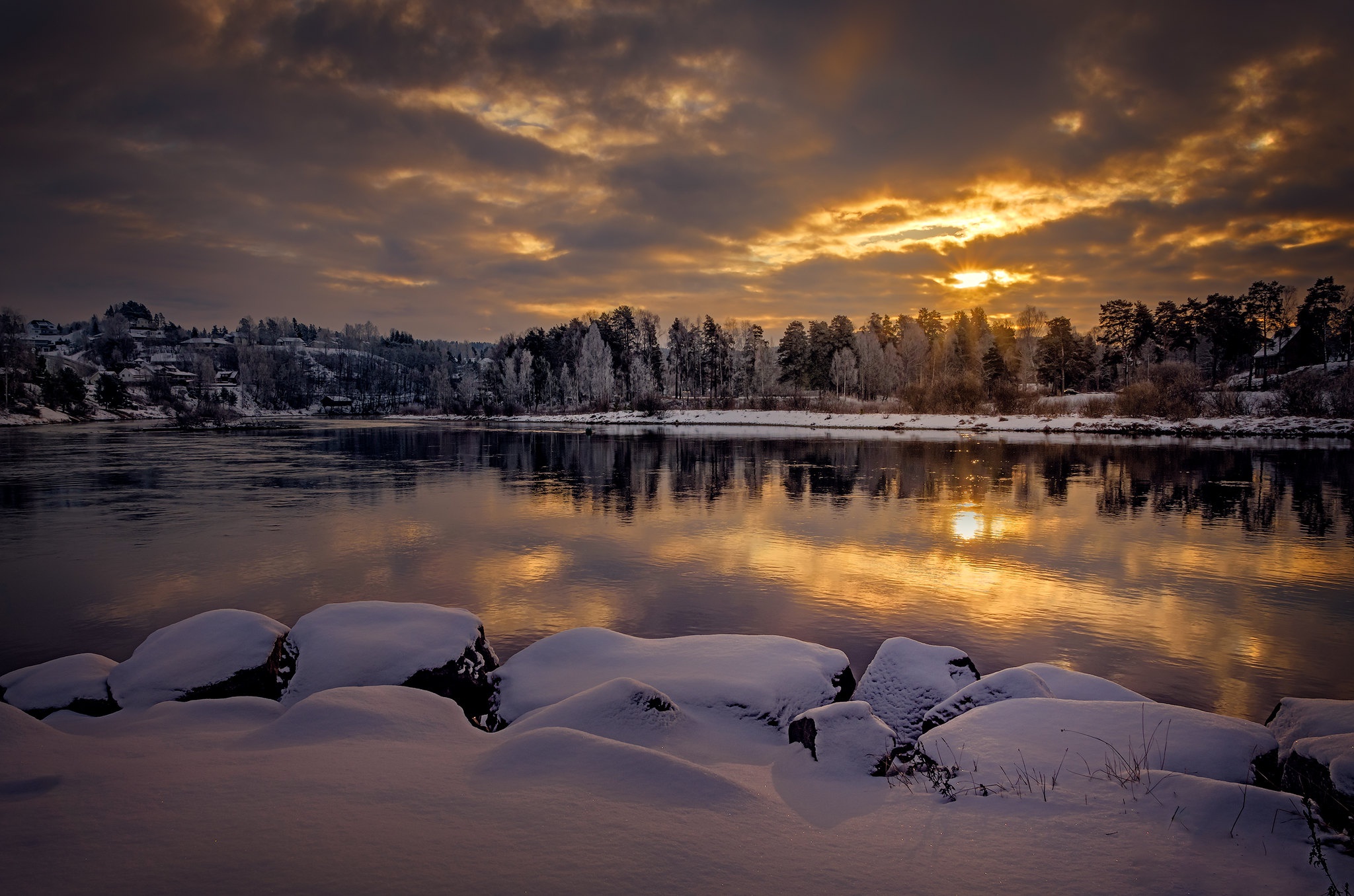 Скачать картинку Зима, Природа, Закат, Снег, Озеро, Норвегия, Фотографии в телефон бесплатно.