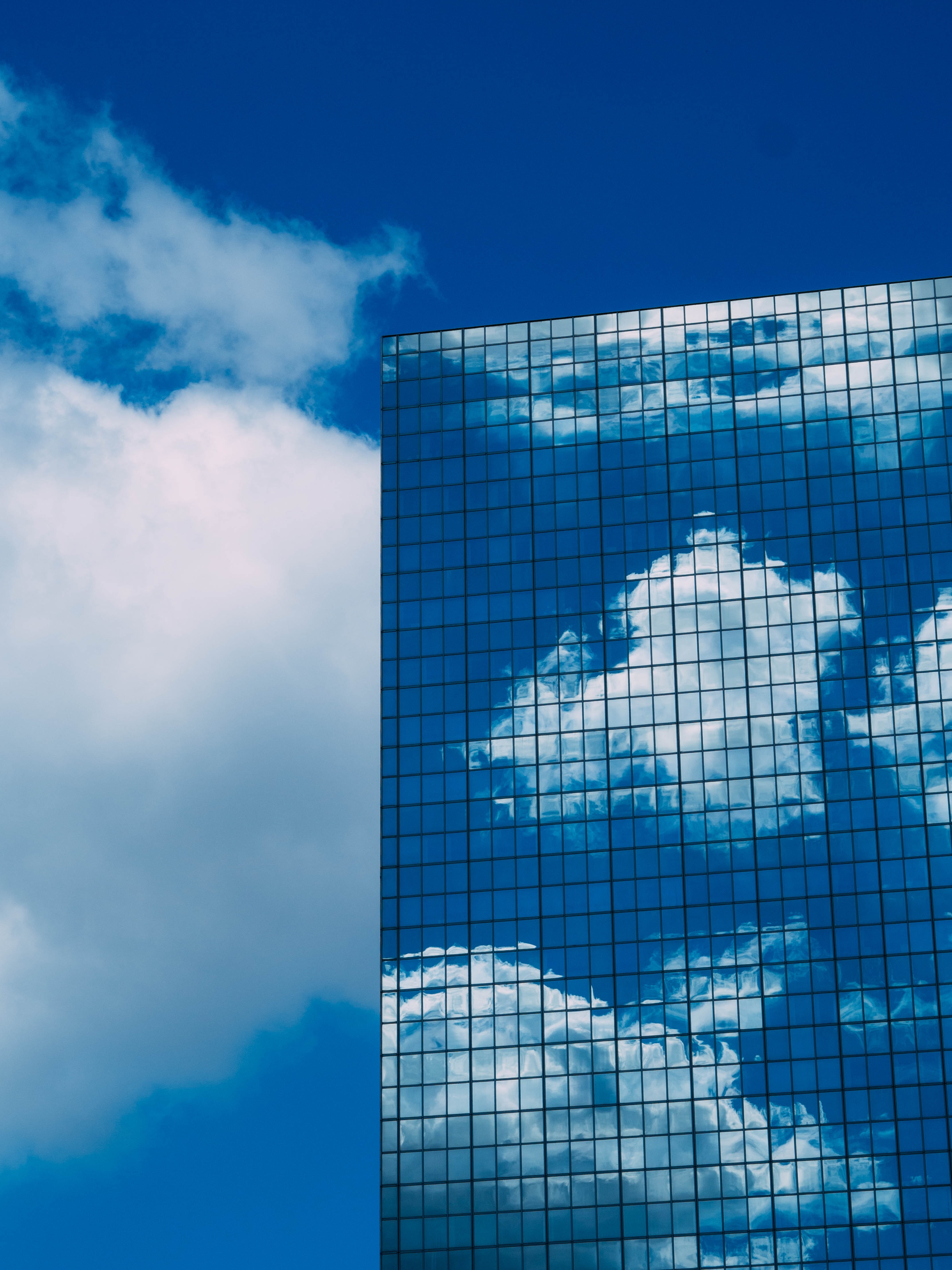 Handy-Wallpaper Clouds, Reflexion, Verschiedenes, Sonstige, Glas, Fassade, Sky, Gebäude kostenlos herunterladen.