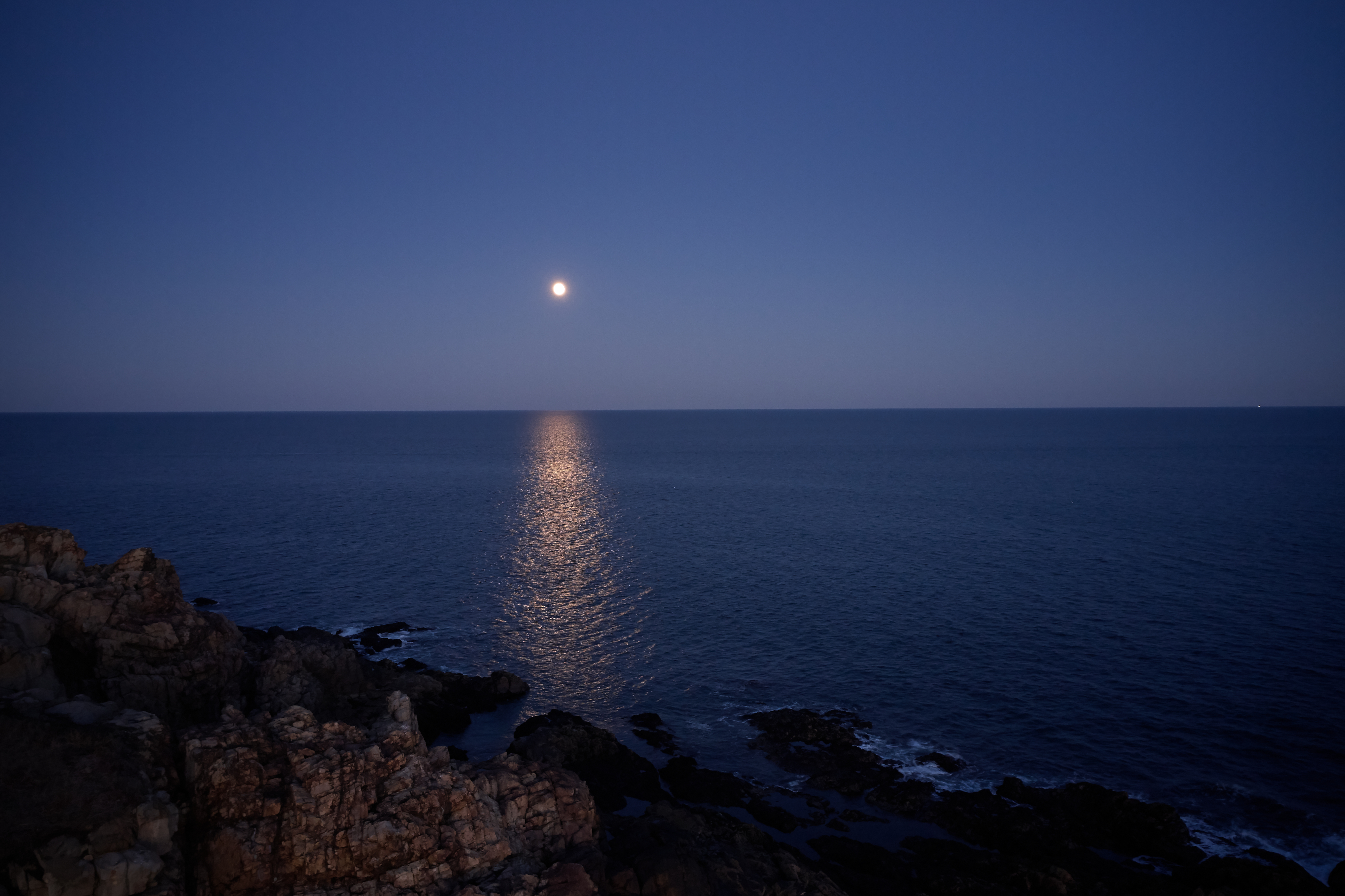Download mobile wallpaper Reflection, Nature, Sea, Night, Water, Moon for free.