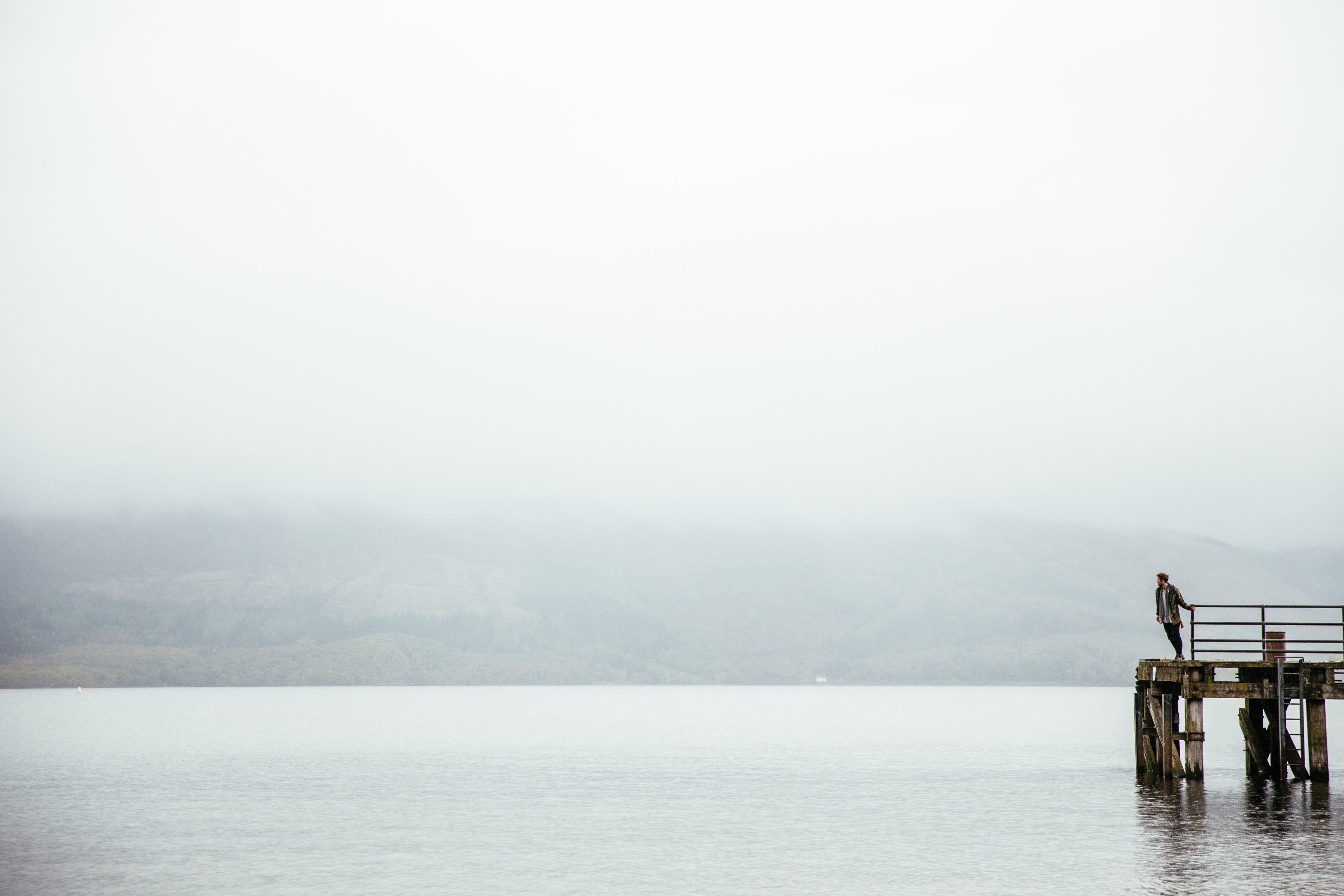 78170 скачать картинку вода, озеро, пирс, разное, туман, человек, одиночество, меланхолия - обои и заставки бесплатно