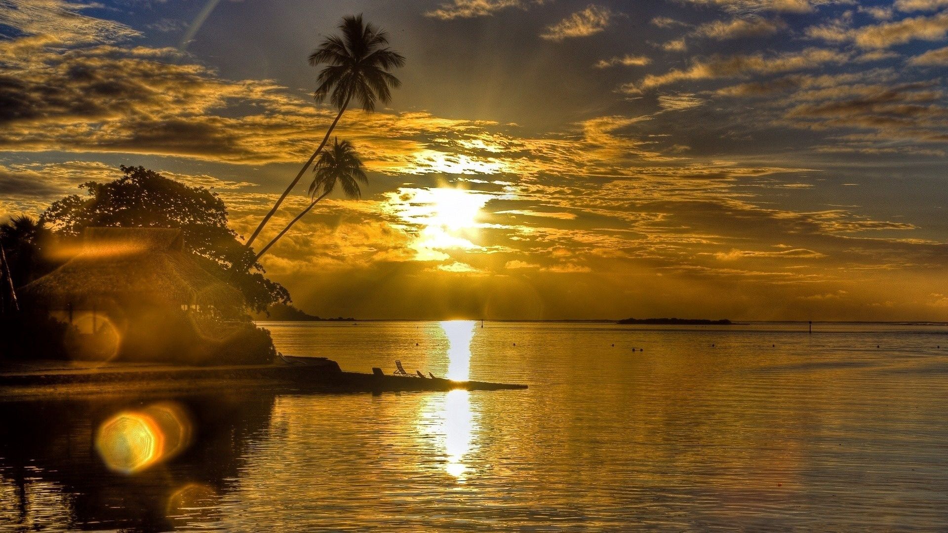 84832 скачать картинку остров, закат, бунгало, солнце, природа, пальмы, блики - обои и заставки бесплатно