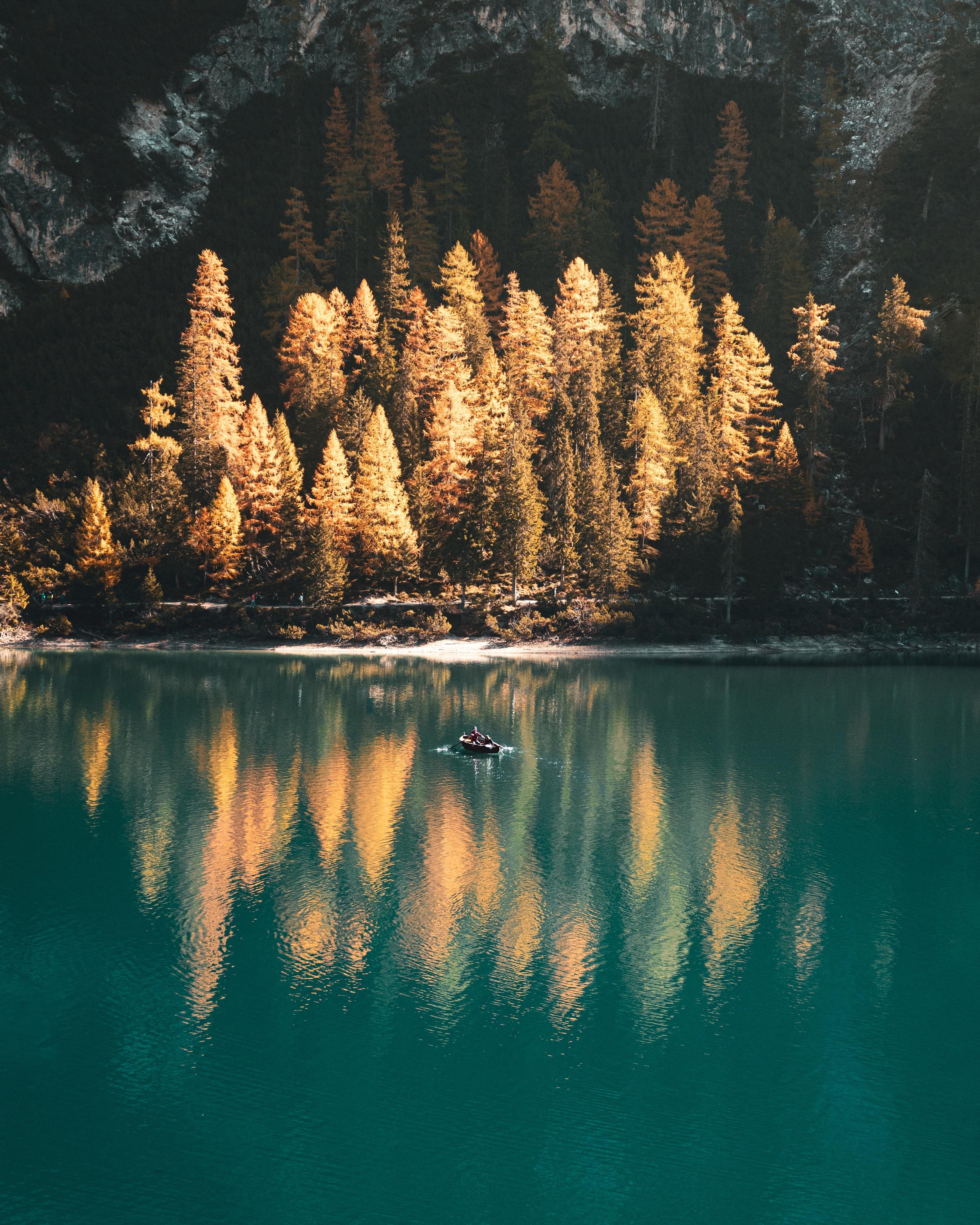 Скачать обои бесплатно Лодка, Деревья, Озеро, Природа, Пейзаж, Осень картинка на рабочий стол ПК