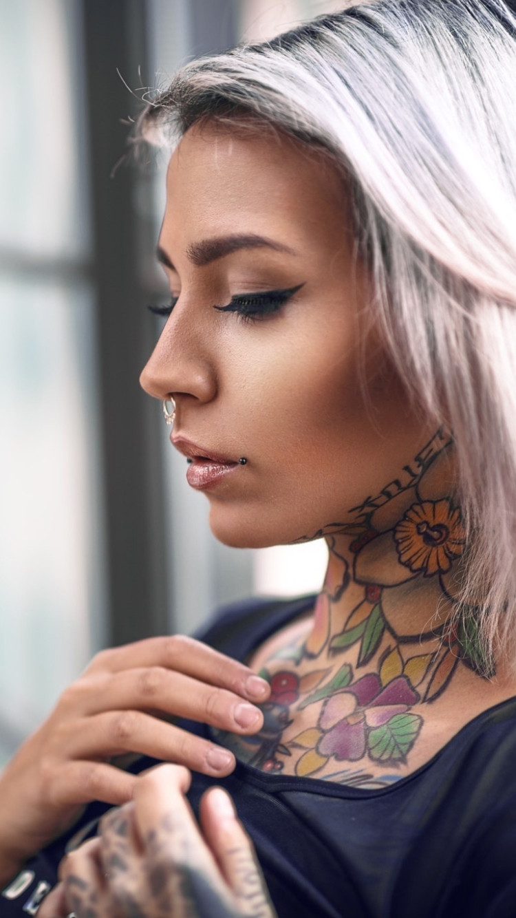 Baixar papel de parede para celular de Tatuagem, Modelo, Mulheres, Cabelo Branco, Ânimo gratuito.