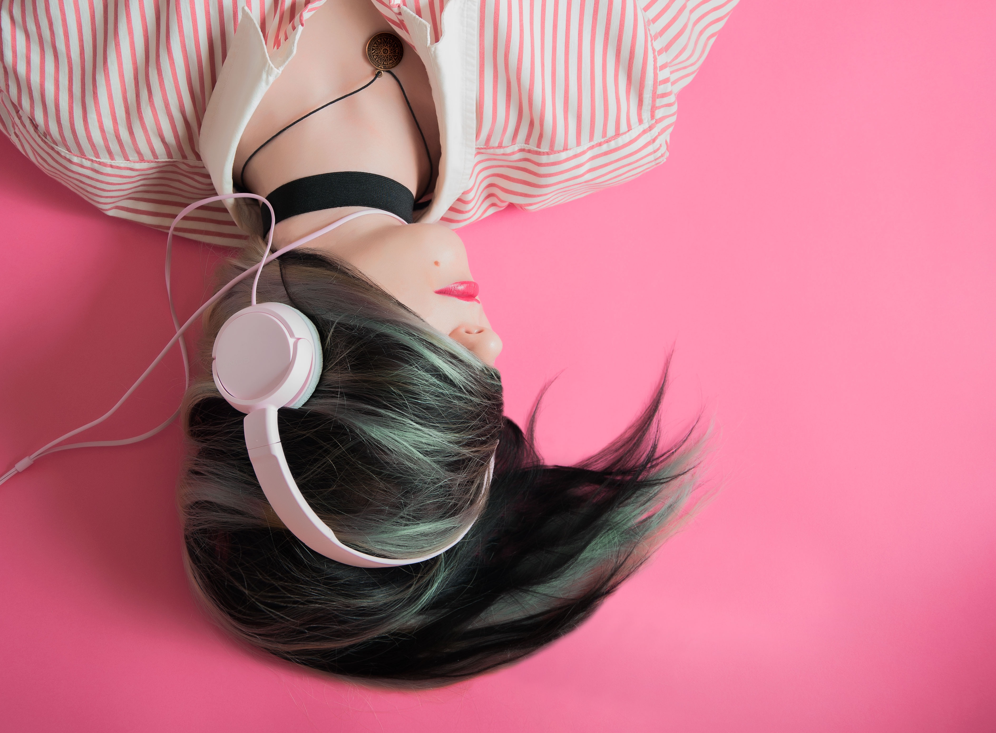 Baixe gratuitamente a imagem Música, Rosa, Fones De Ouvido, Modelo, Deitado, Cabelo Longo, Batom, Ânimo na área de trabalho do seu PC