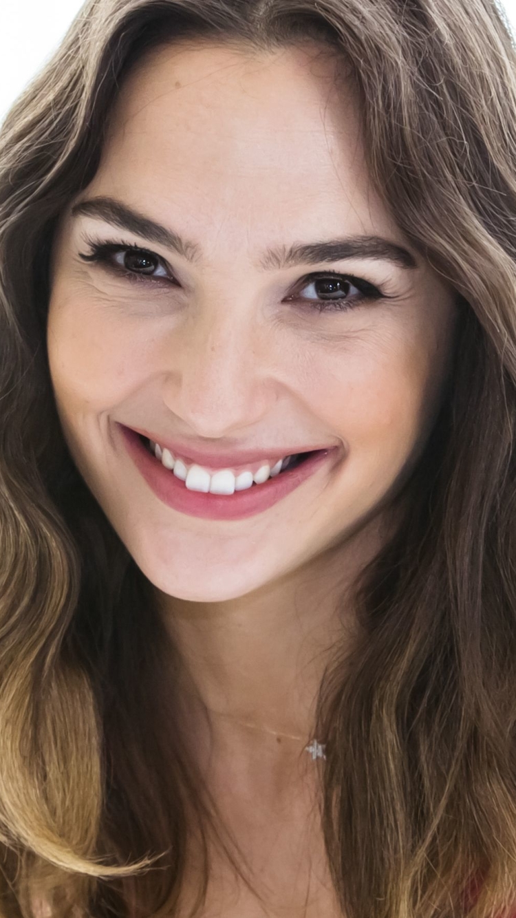 Baixar papel de parede para celular de Sorriso, Morena, Celebridade, Enfrentar, Olhos Castanhos, Cabelo Castanho, Atriz, Gal Gadot, Israelense gratuito.