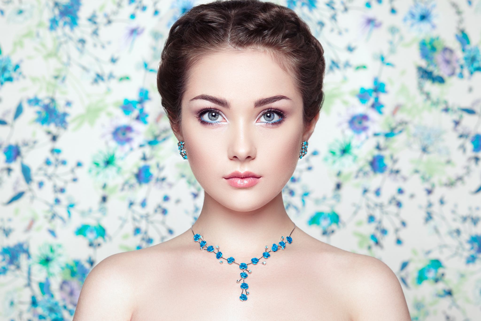 Free download wallpaper Face, Brunette, Model, Women, Earrings, Blue Eyes, Necklace on your PC desktop