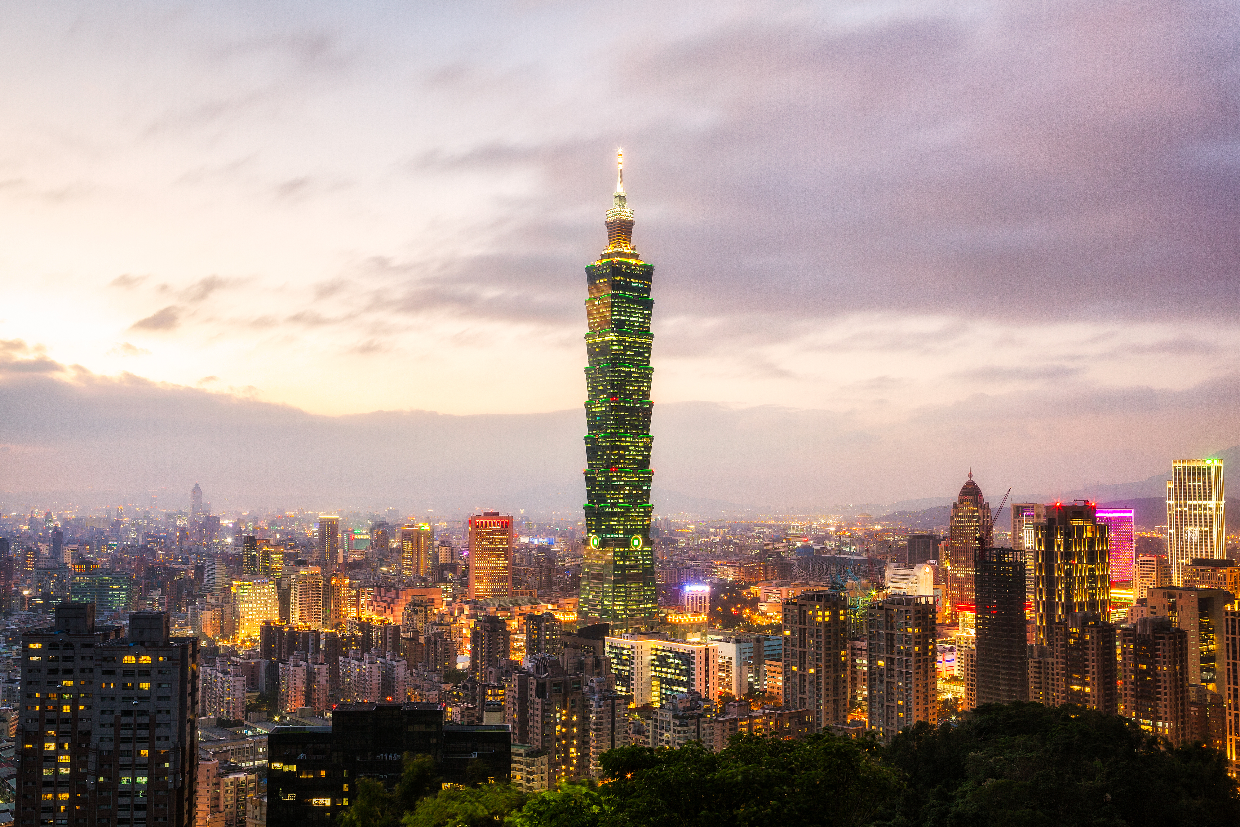 Laden Sie das Wolkenkratzer, Gebäude, Licht, Stadtbild, Taiwan, Taipeh, Menschengemacht, Großstadt, Taipei 101-Bild kostenlos auf Ihren PC-Desktop herunter