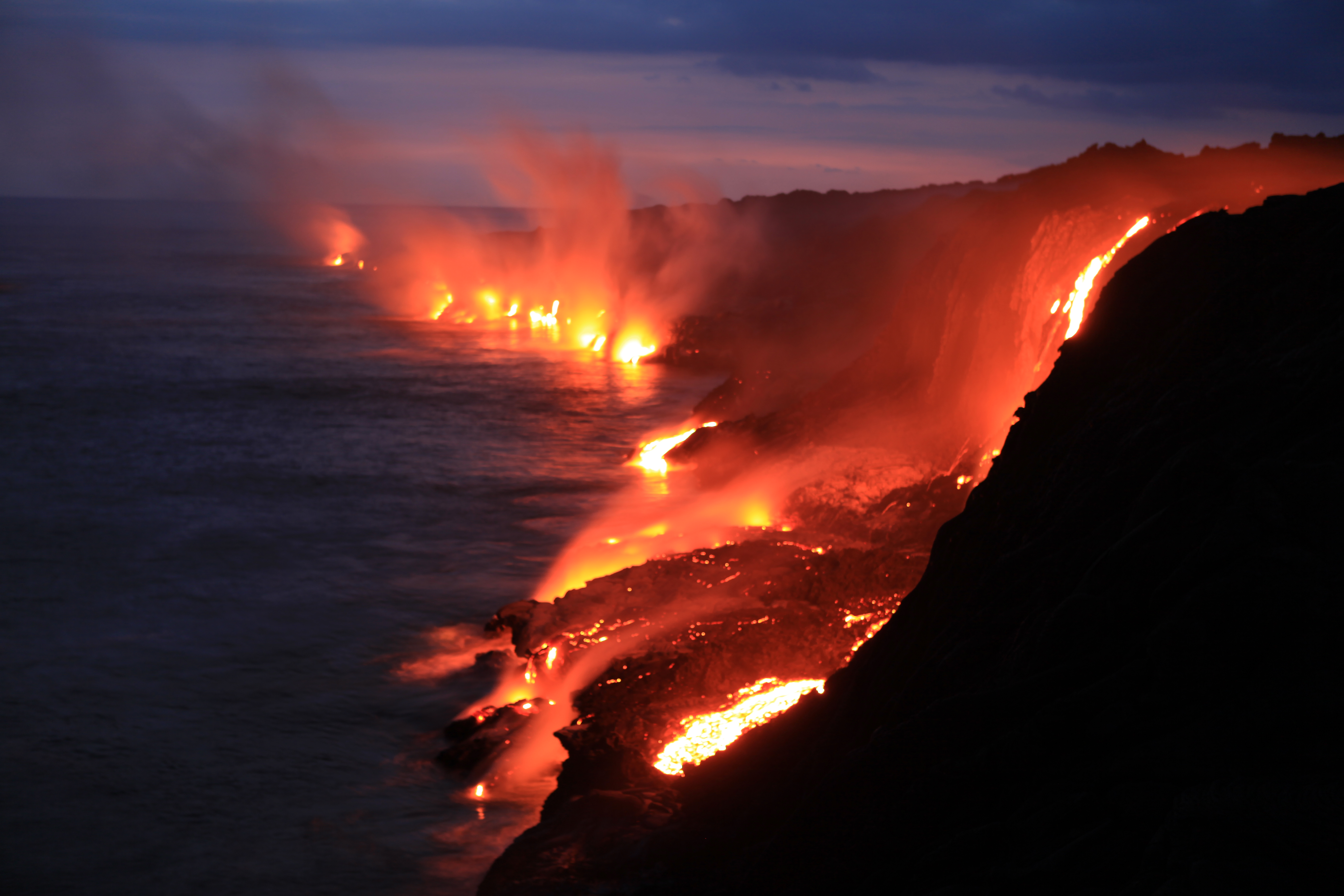 380638 Bild herunterladen erde/natur, vulkan, küste, lava, nacht, rauch, vulkane - Hintergrundbilder und Bildschirmschoner kostenlos