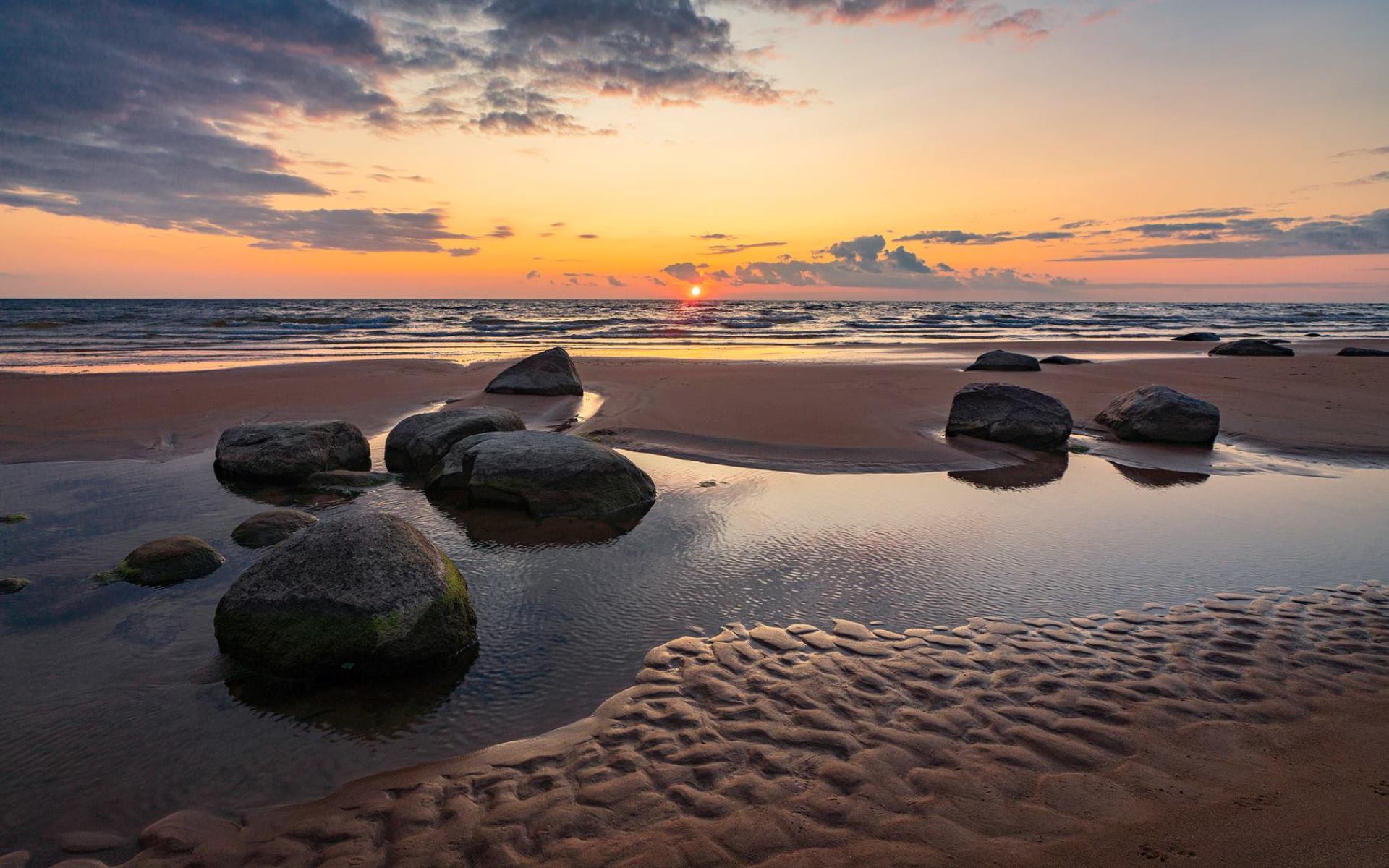 Скачать картинку Закат, Пляж, Латвия, Земля/природа в телефон бесплатно.