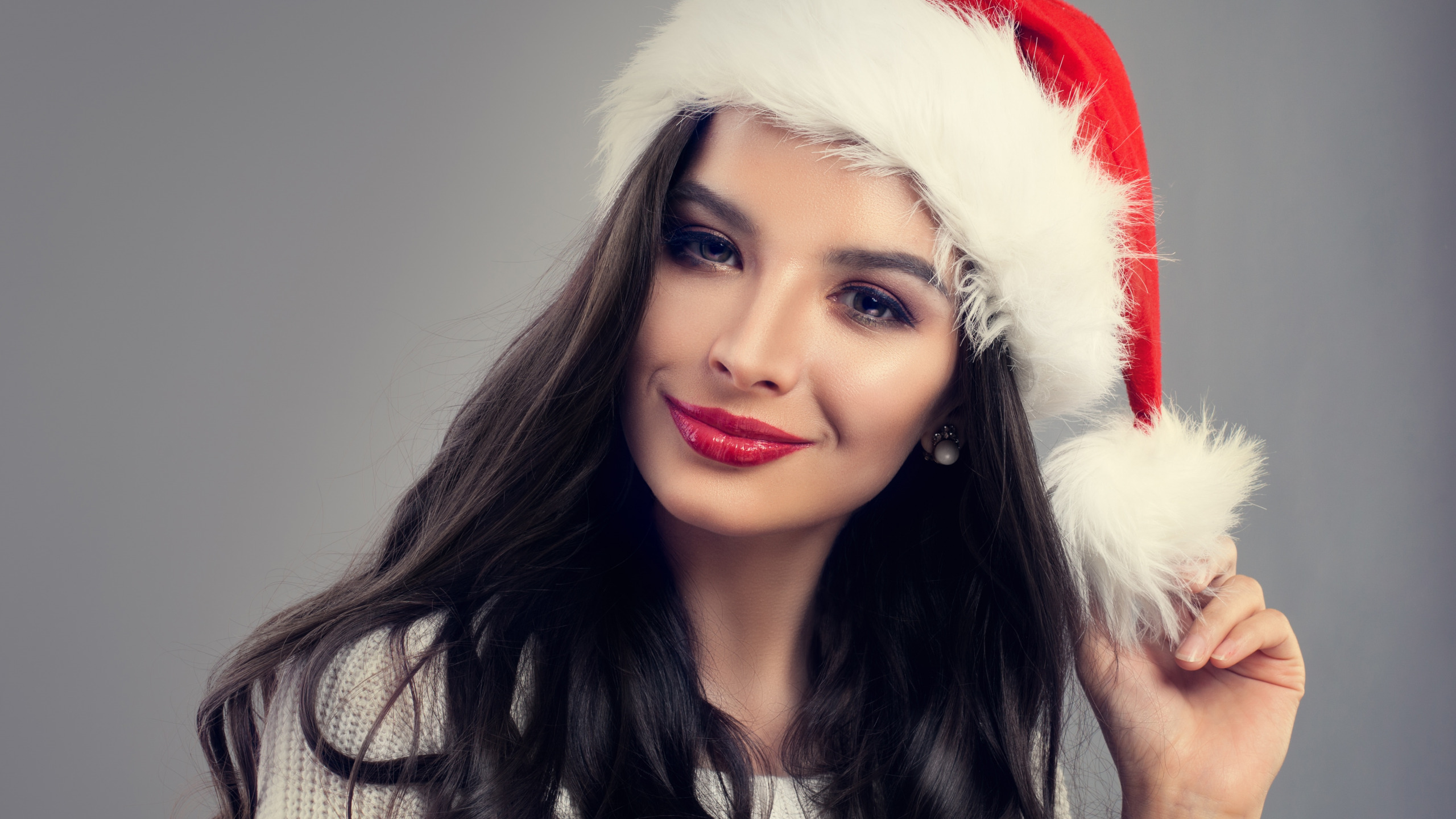 Handy-Wallpaper Gesicht, Modell, Frauen, Schwarzes Haar, Lippenstift, Weihnachtsmütze kostenlos herunterladen.
