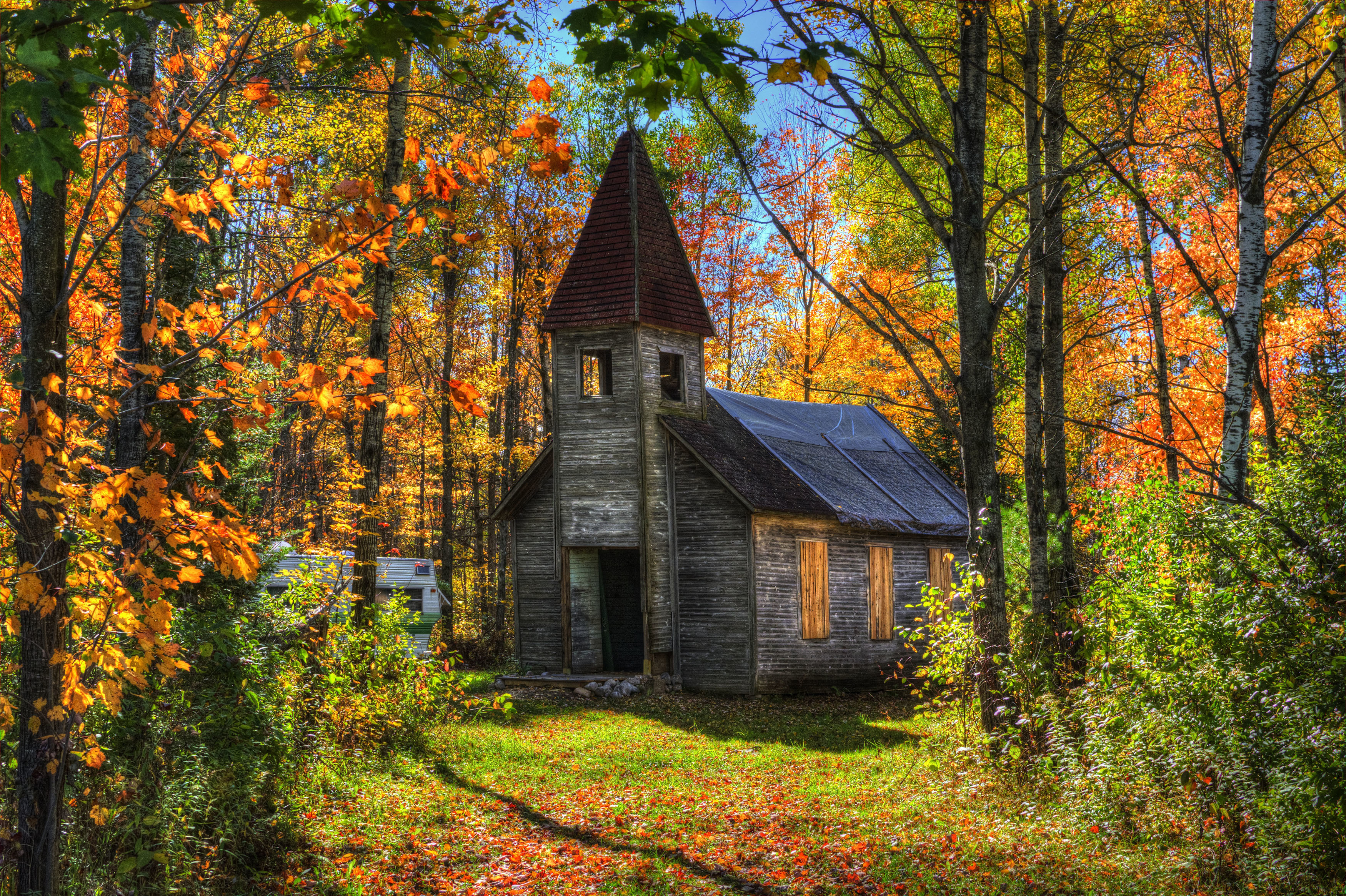 Скачать картинку Осень, Лес, Церковь, Заброшенный, Церкви, Религиозные в телефон бесплатно.