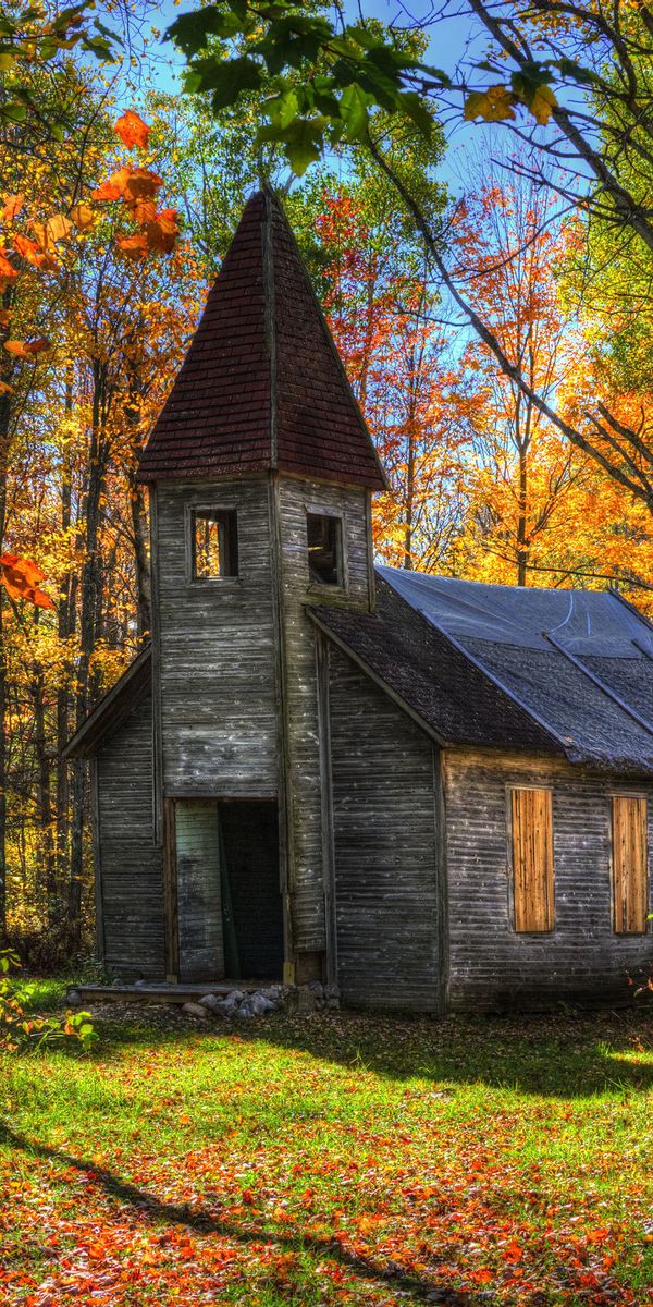 Church fall. Каменный домик в лесу. Осень заброшенный дом. Домик в осеннем лесу. Церковь в лесу.