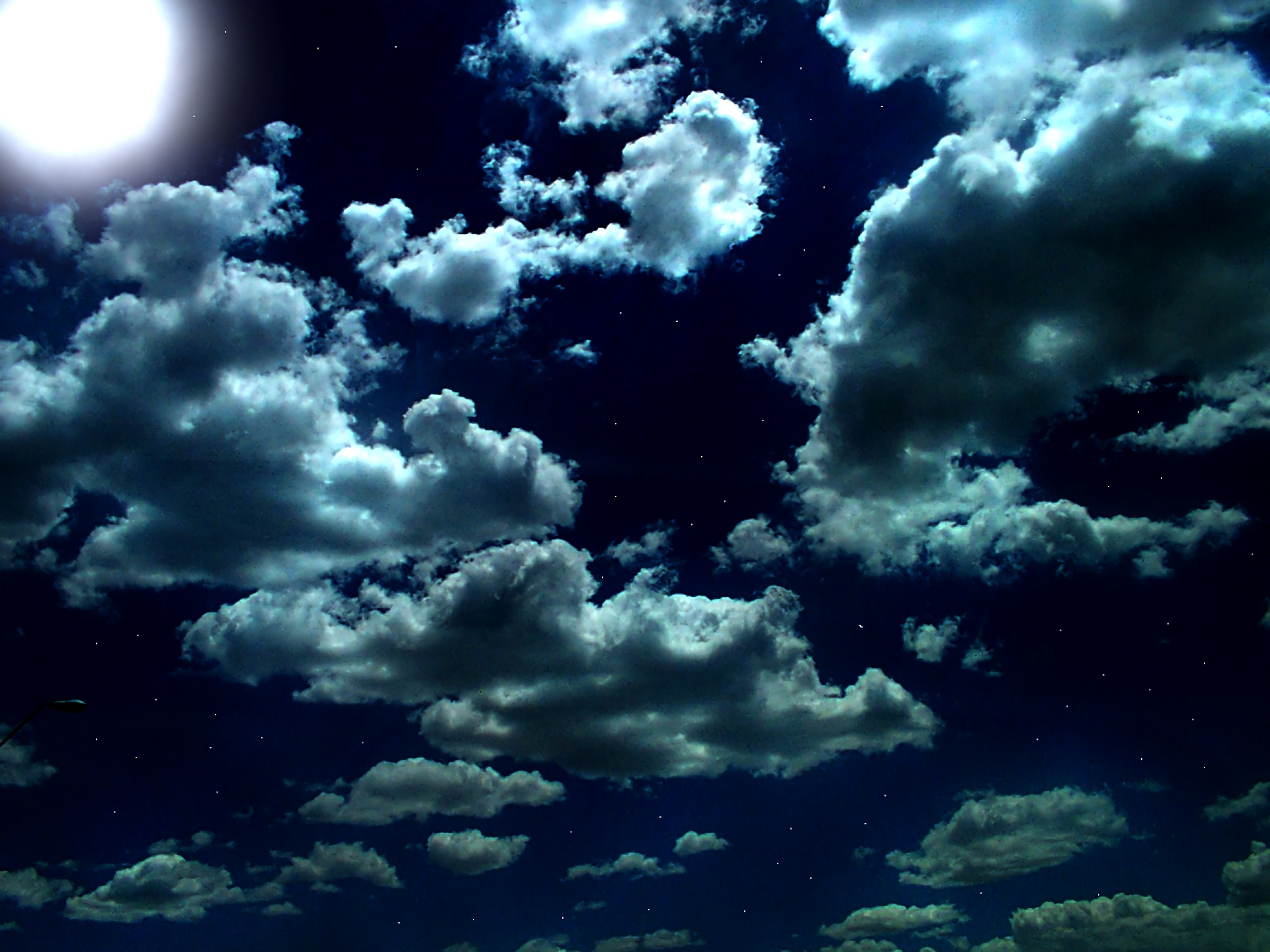 Скачать картинку Небо, Ночь, Облака, Синий, Земля/природа в телефон бесплатно.