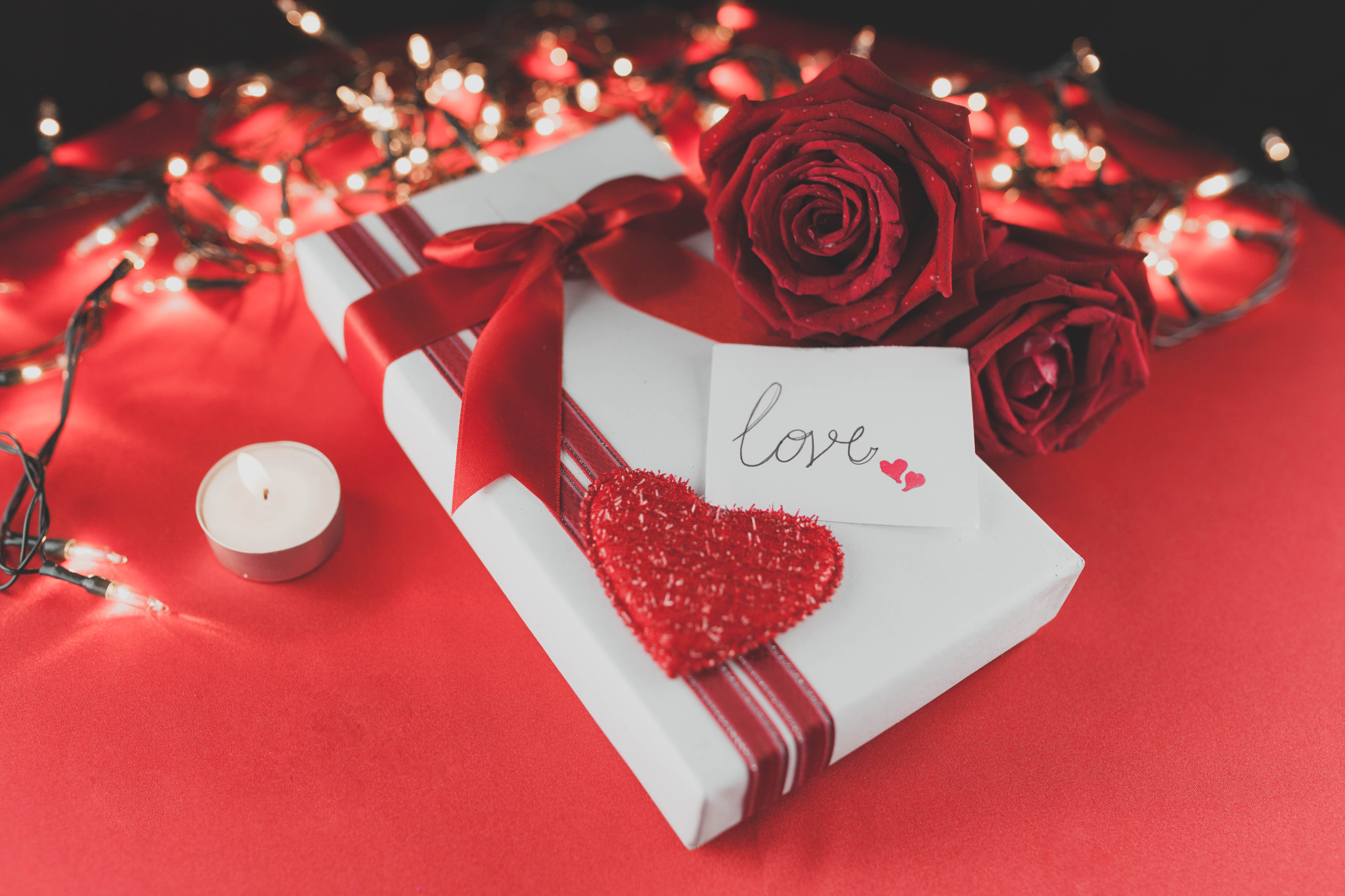 Laden Sie das Feiertage, Liebe, Valentinstag, Rose, Geschenk, Kerze, Rote Rose, Rote Blume-Bild kostenlos auf Ihren PC-Desktop herunter