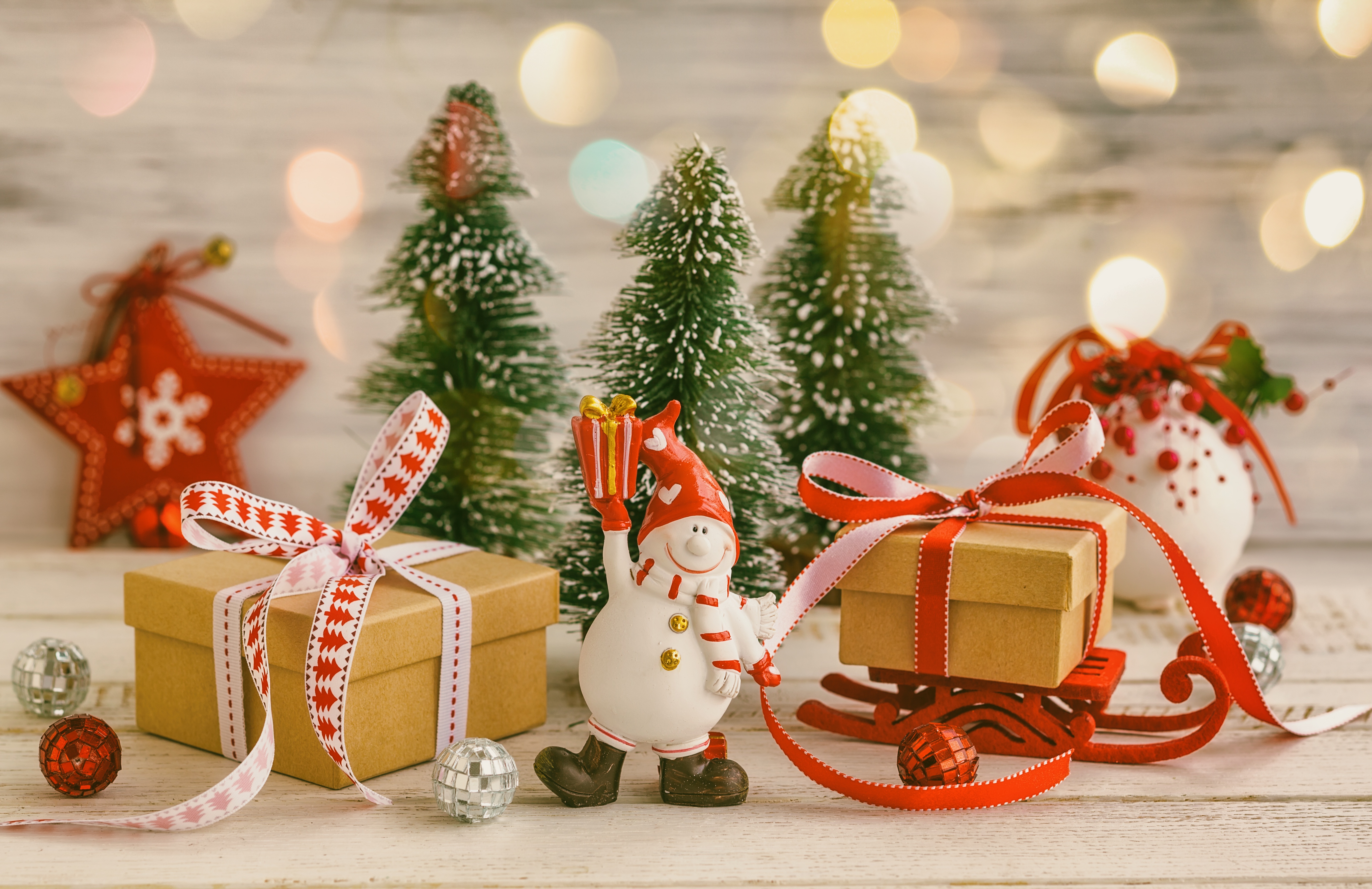 Download mobile wallpaper Christmas, Holiday, Gift, Bokeh, Christmas Ornaments for free.