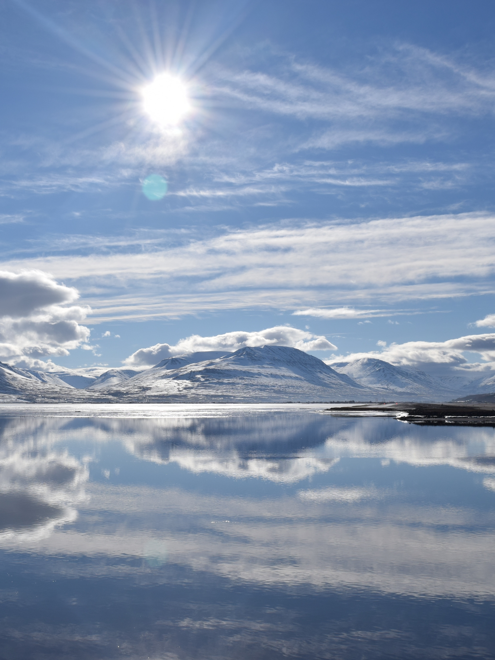 Handy-Wallpaper Landschaft, Winter, Wasser, Berg, See, Gebirge, Wolke, Island, Sonne, Sonnenstrahl, Erde/natur, Spiegelung, Betrachtung, Sonnenbohne kostenlos herunterladen.