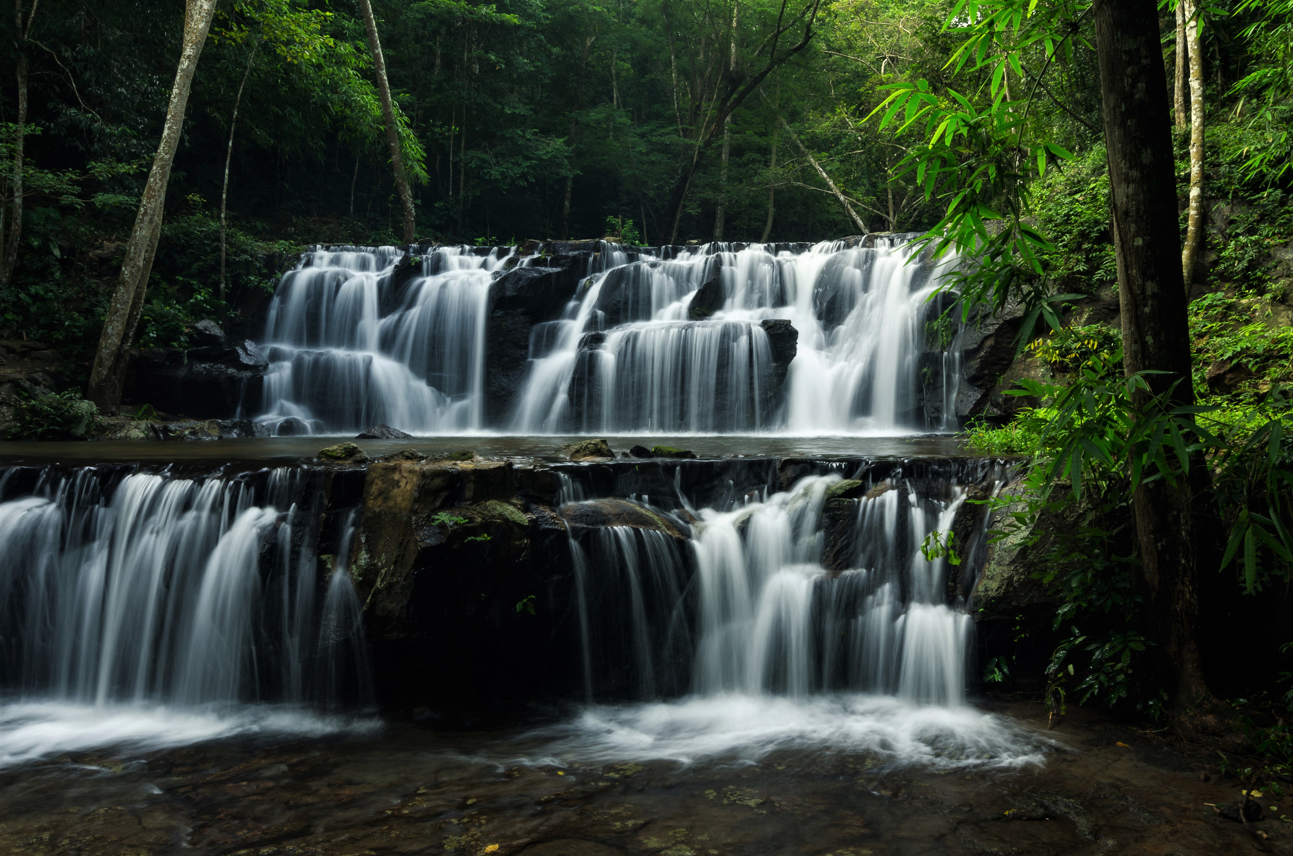 Handy-Wallpaper Wasserfälle, Wasserfall, Wald, Thailand, Erde/natur kostenlos herunterladen.