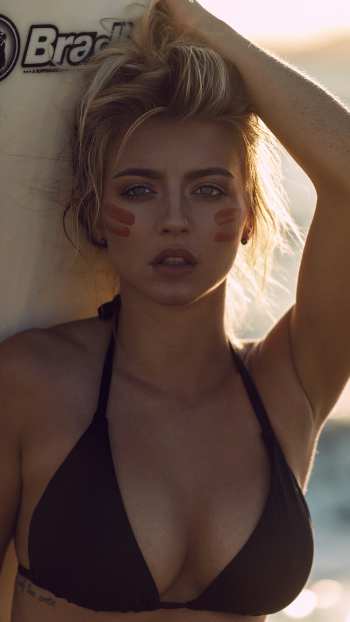 Handy-Wallpaper Blond, Modell, Frauen, Blaue Augen, Blondinen, Bikini kostenlos herunterladen.