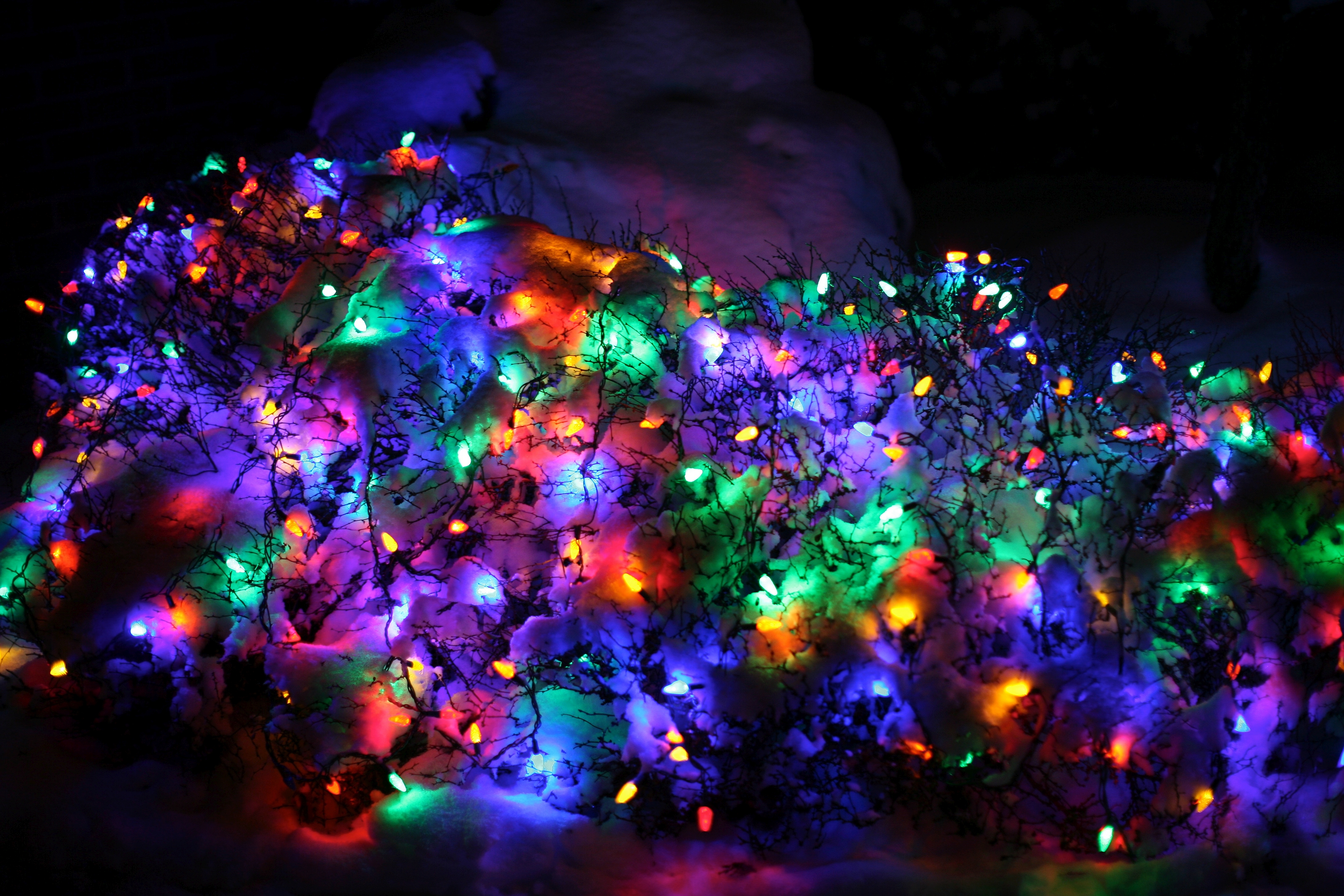 Handy-Wallpaper Feiertage, Schnee, Weihnachten, Weihnachtsbeleuchtung kostenlos herunterladen.