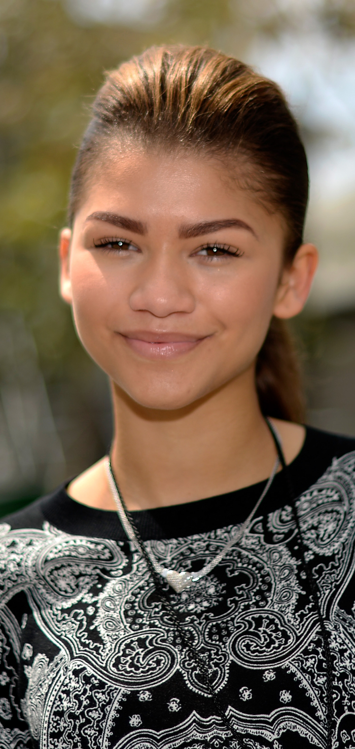 Download mobile wallpaper Smile, Singer, Brunette, American, Celebrity, Brown Eyes, Actress, Zendaya for free.