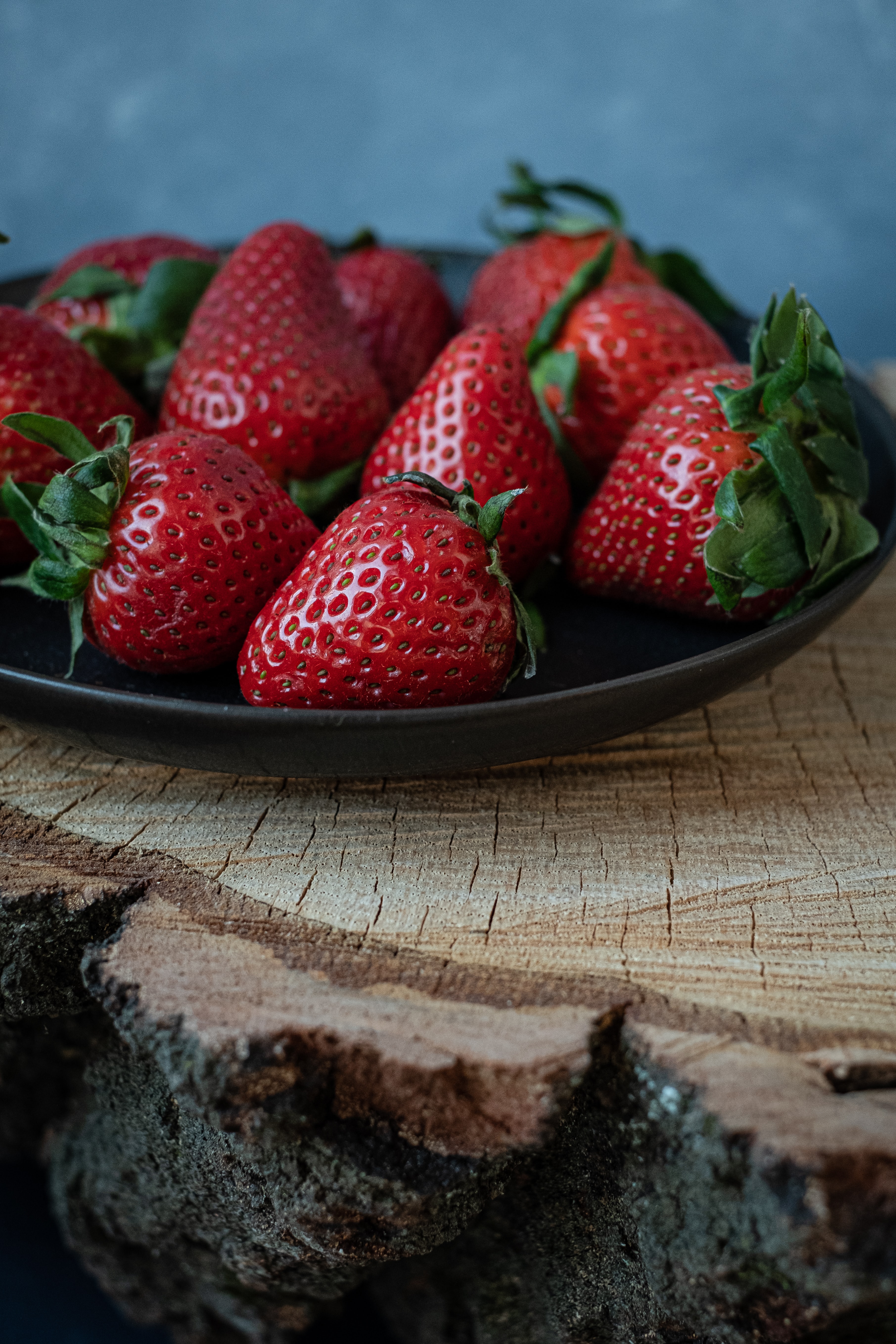 Free download wallpaper Wood, Berry, Food, Strawberry, Wooden on your PC desktop