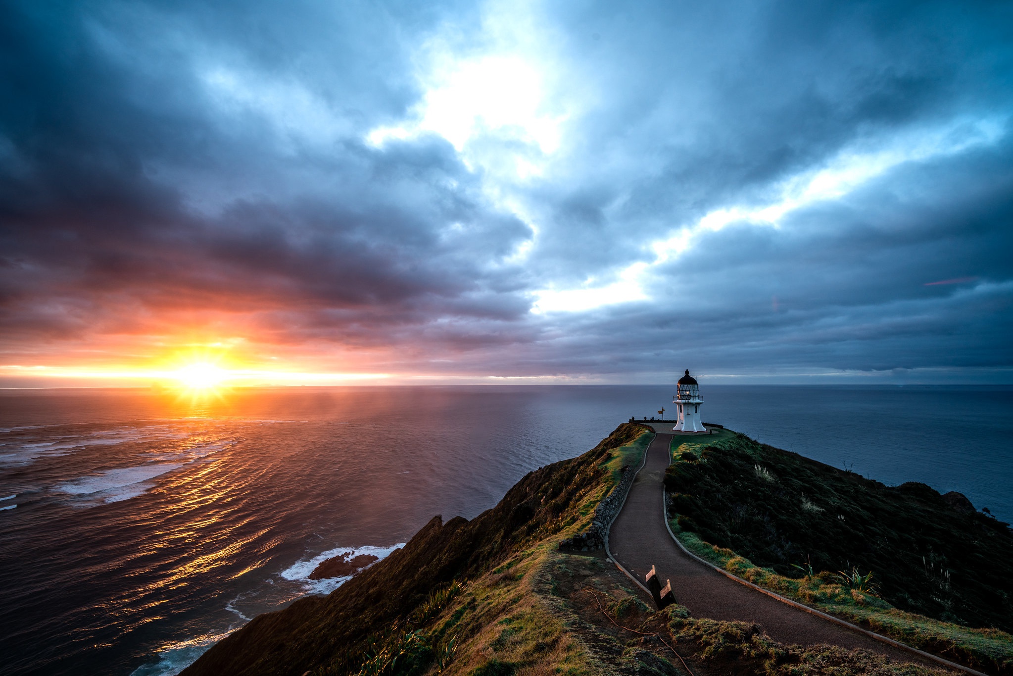 1000177 завантажити шпалери створено людиною, маяк, нова зеландія, океан, тихий океан, дорога, море, небо, захід сонця - заставки і картинки безкоштовно