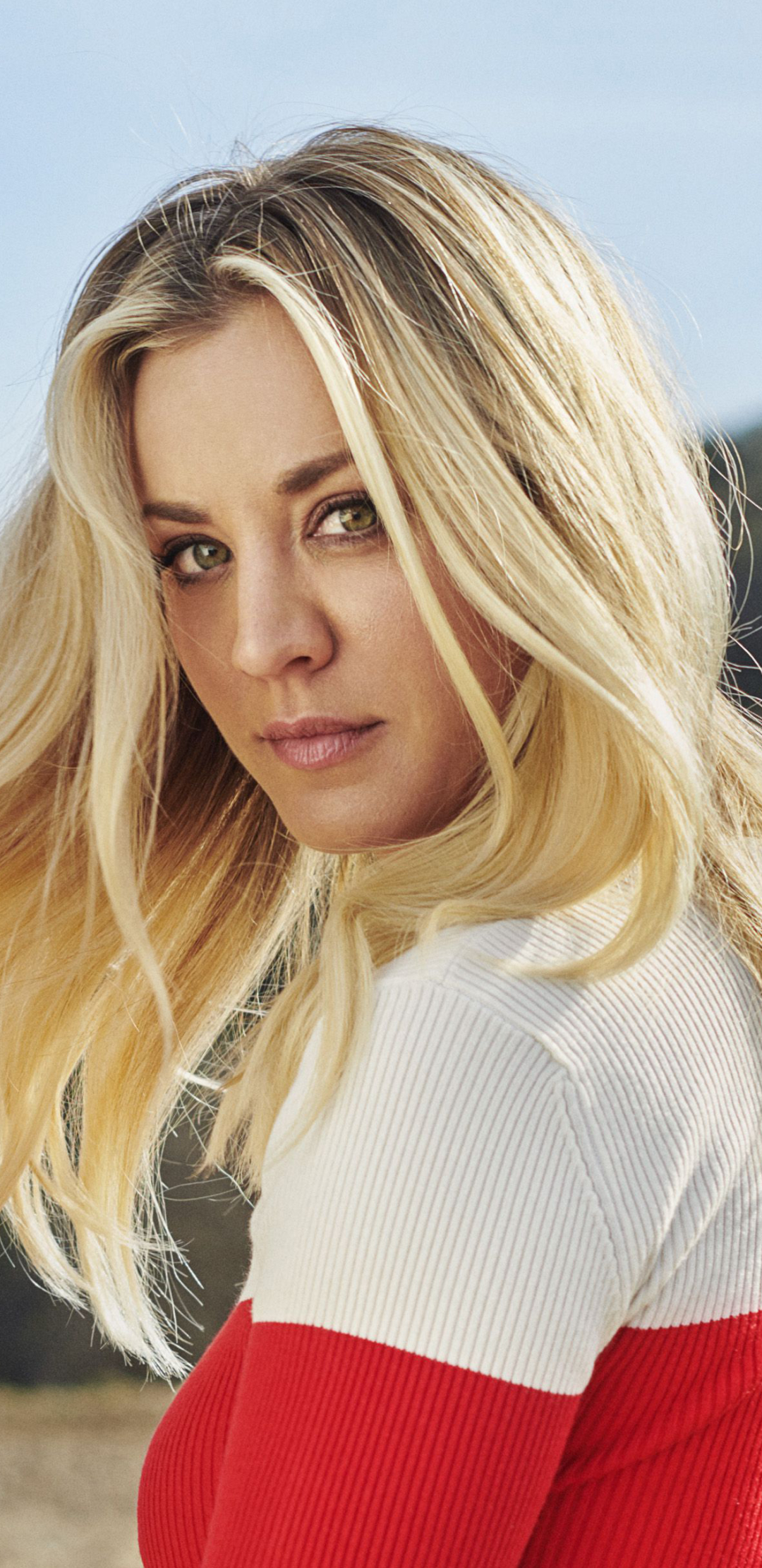 Handy-Wallpaper Blond, Blondinen, Berühmtheiten, Kaley Cuoco kostenlos herunterladen.