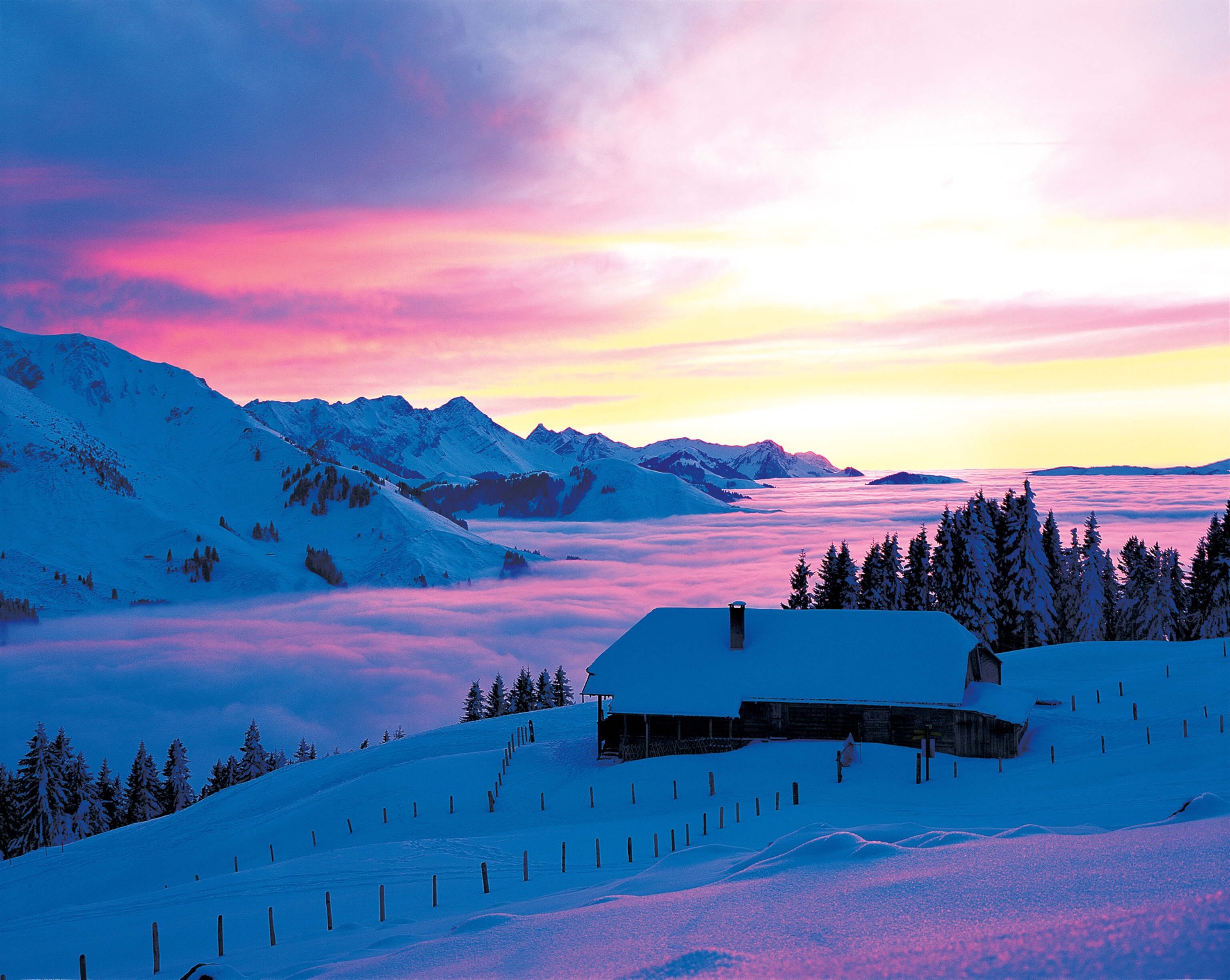 Laden Sie das Landschaft, Winter, Schnee, Baum, Nebel, Haus, Erde, Gebirge, Fotografie, Sonnenuntergang-Bild kostenlos auf Ihren PC-Desktop herunter