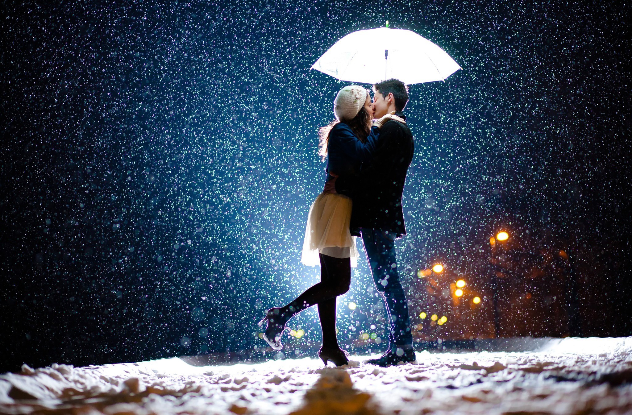 663379 скачать обои вечер, любовь, зонтики, настроение, снегопад, целовать, женщины, улица - заставки и картинки бесплатно