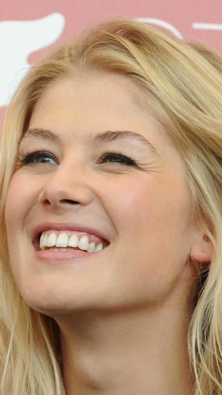 Handy-Wallpaper Berühmtheiten, Rosamund Pike kostenlos herunterladen.