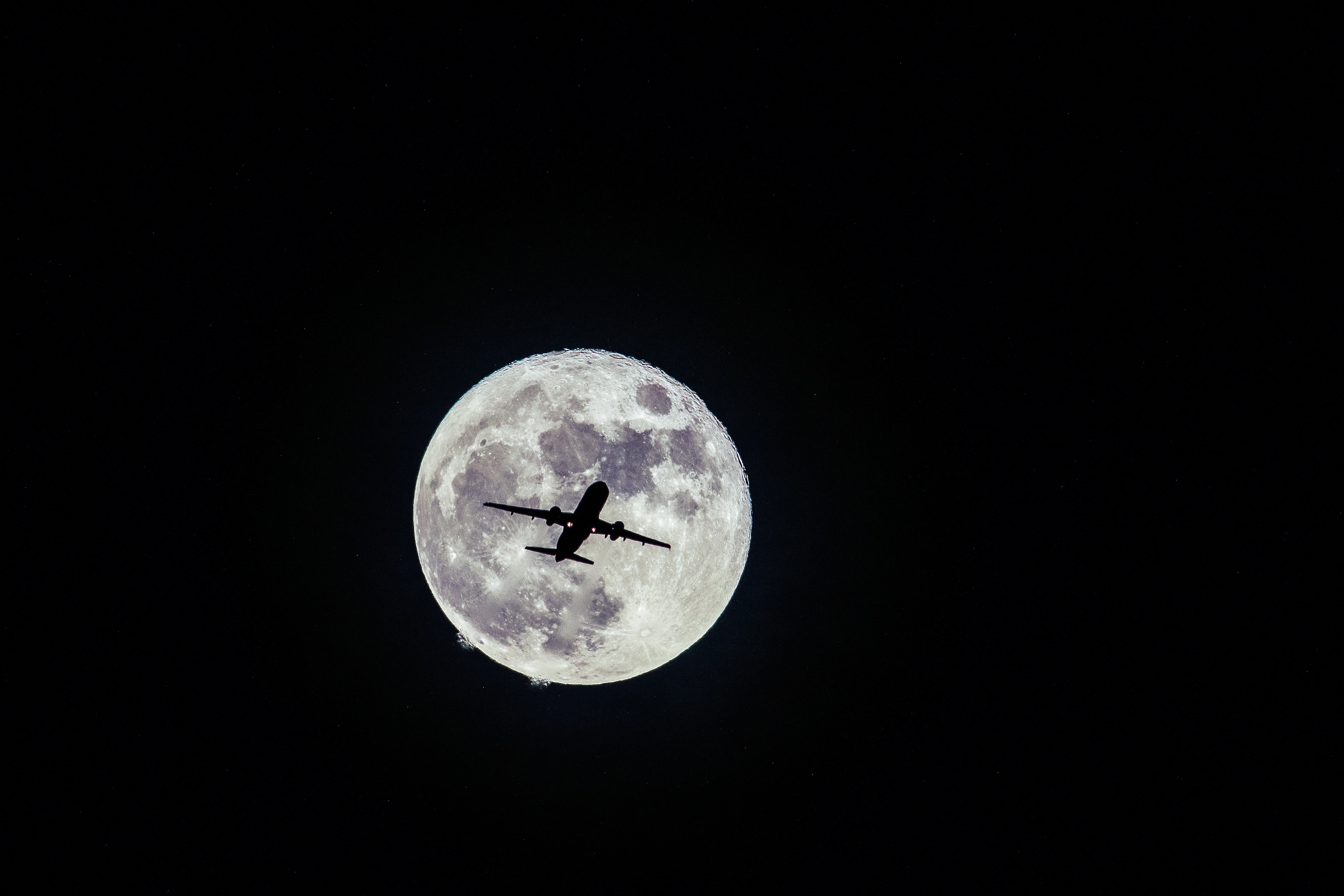 Скачать обои бесплатно Самолет, Полет, Луна, Чб картинка на рабочий стол ПК