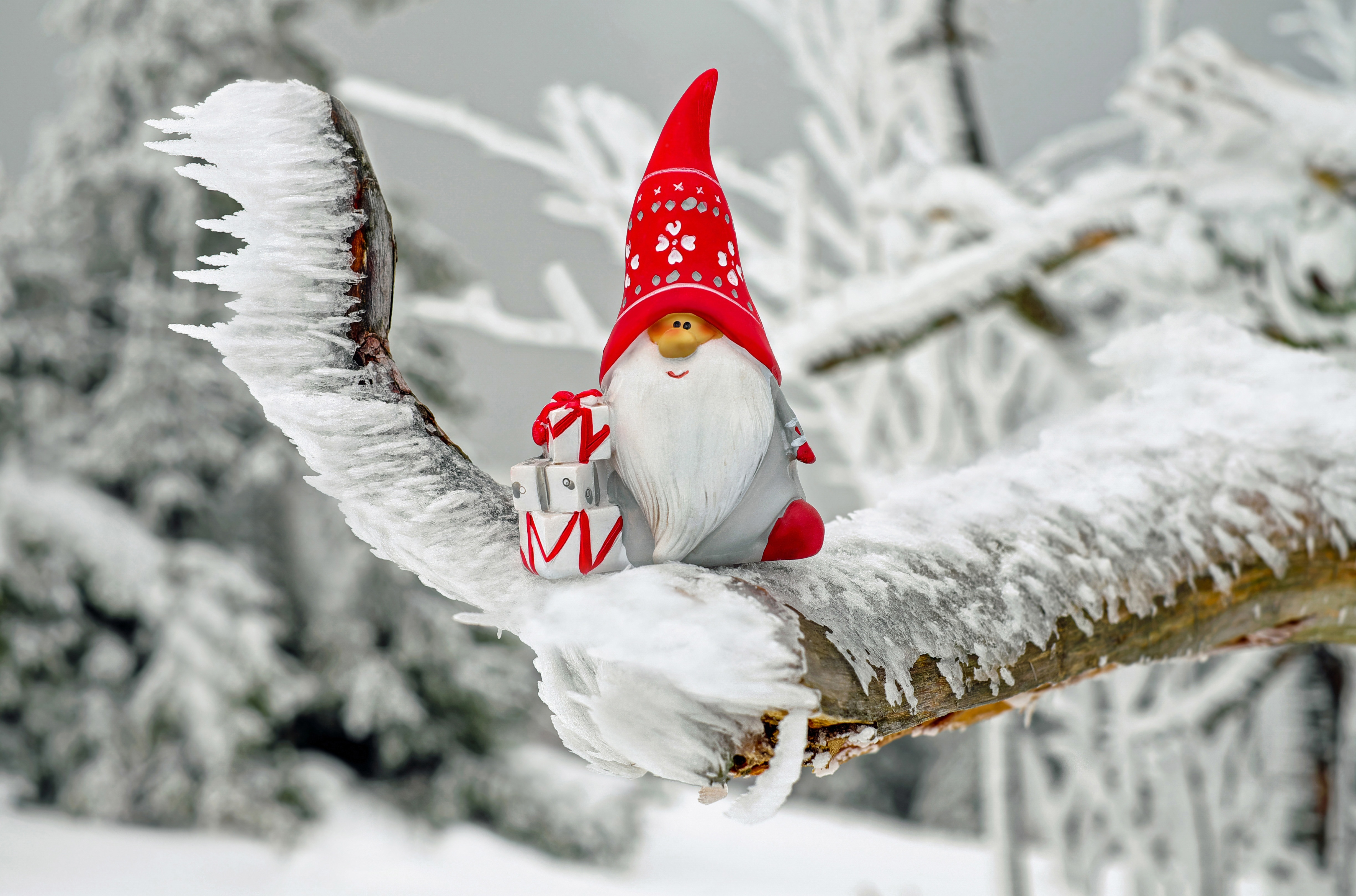 Handy-Wallpaper Spielzeug, Neues Jahr, Statuette, Weihnachtsmann, Neujahr, Schnee, Eis, Feiertage, Weihnachten kostenlos herunterladen.