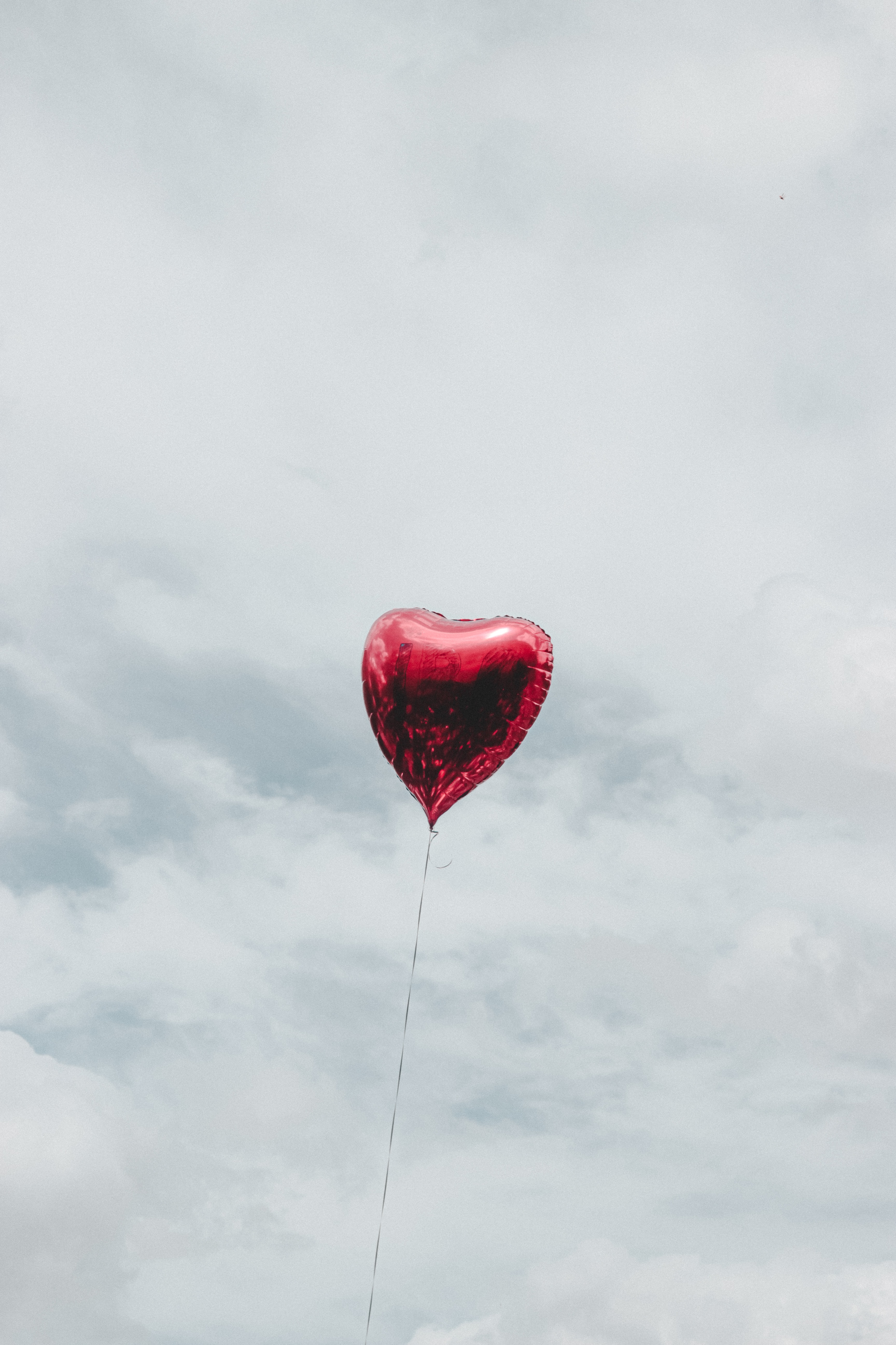 Handy-Wallpaper Sky, Ball, Luftballon, Ballon, Ein Herz, Liebe, Herzen kostenlos herunterladen.