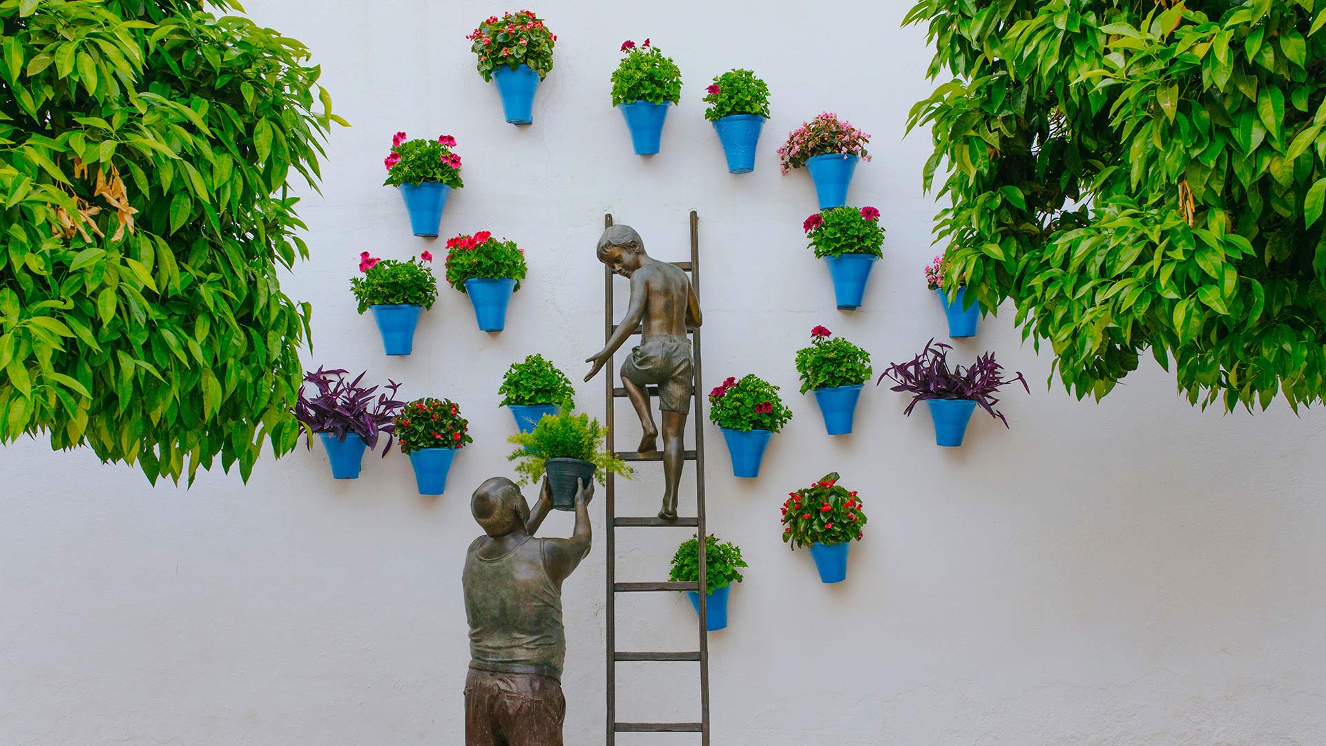 Скачать обои бесплатно Цветок, Скульптура, Испания, Сделано Человеком, Горшечное Растение картинка на рабочий стол ПК