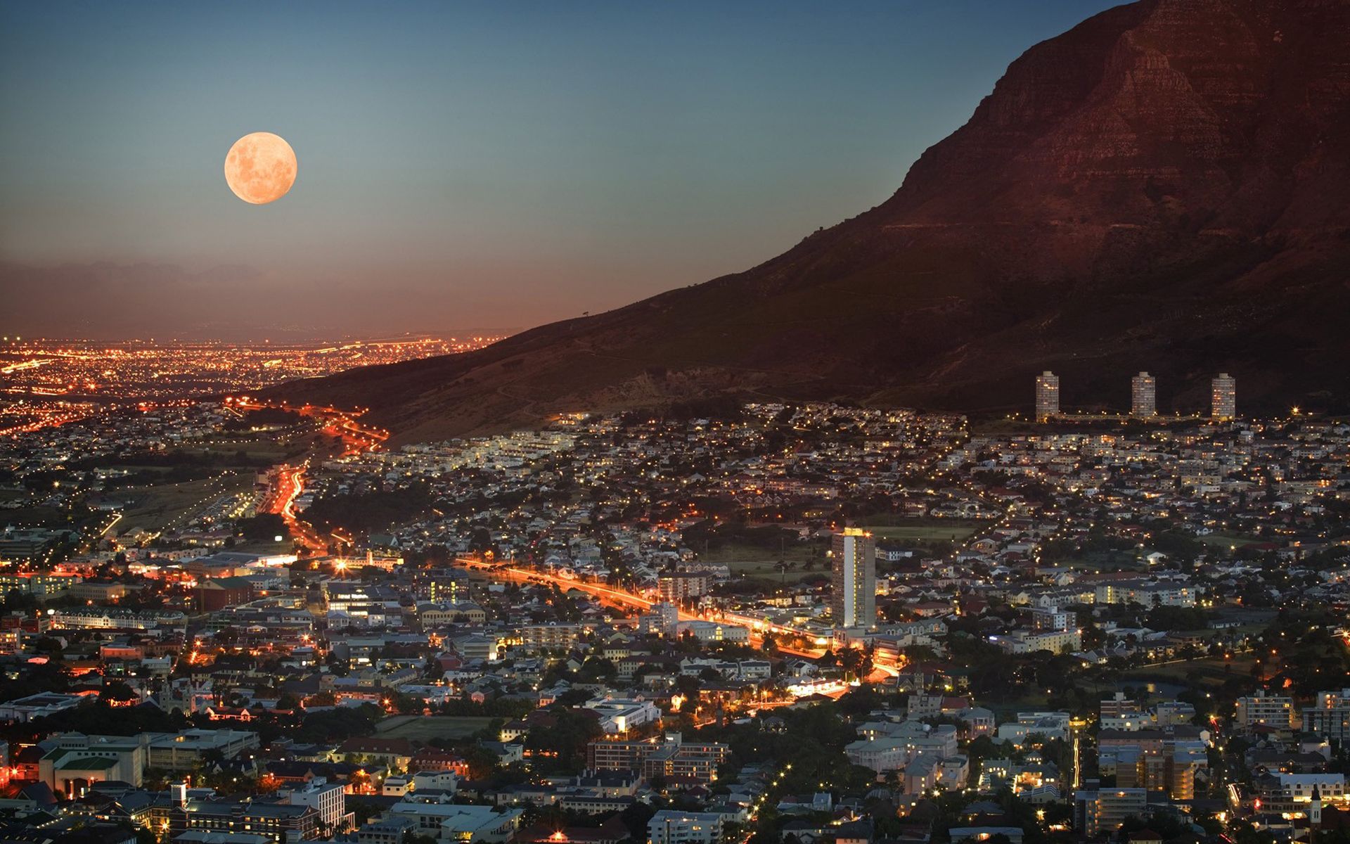55377 завантажити шпалери міста, будинки, небо, сутінки, місяць, вогні, гора, світло, світлий, хмарочоси, висота, зріст, мегаполіс, вид, панорама, пар, кейптаун, південно африканська республіка - заставки і картинки безкоштовно