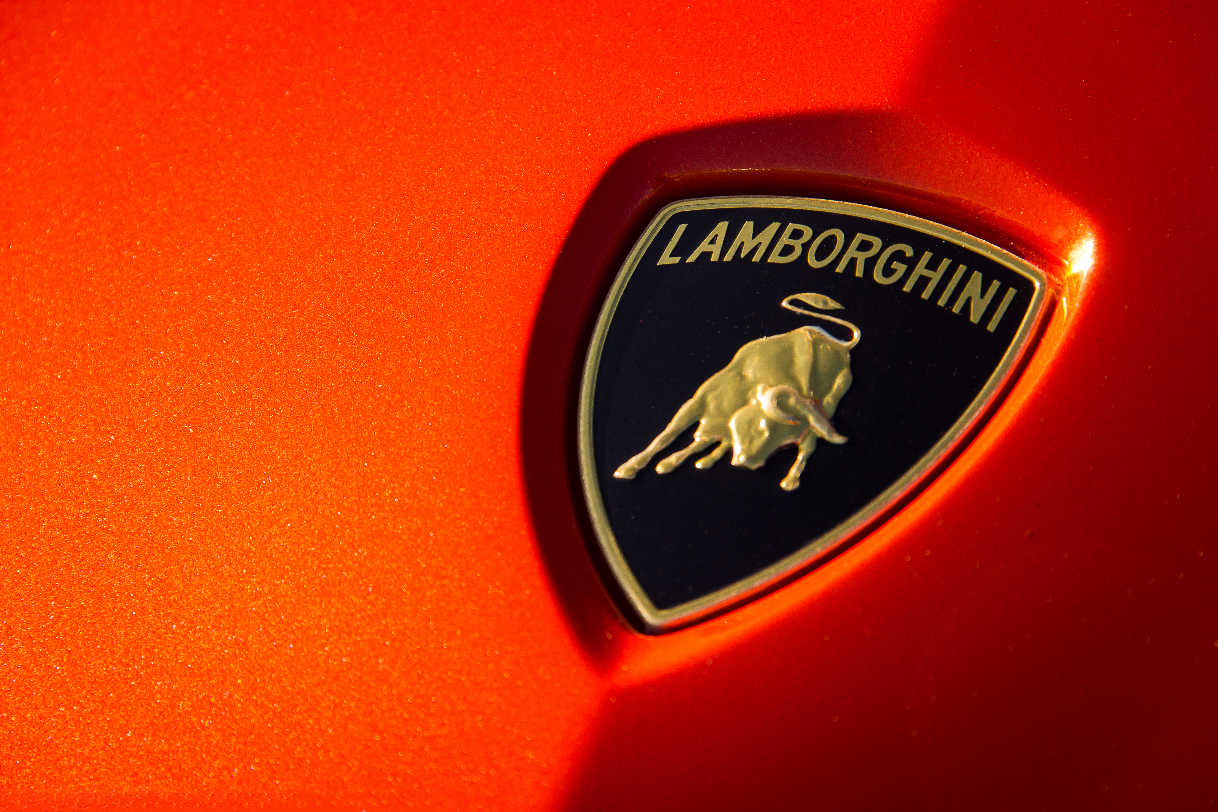 Handy-Wallpaper Lamborghini, Nahansicht, Logo, Fahrzeuge kostenlos herunterladen.