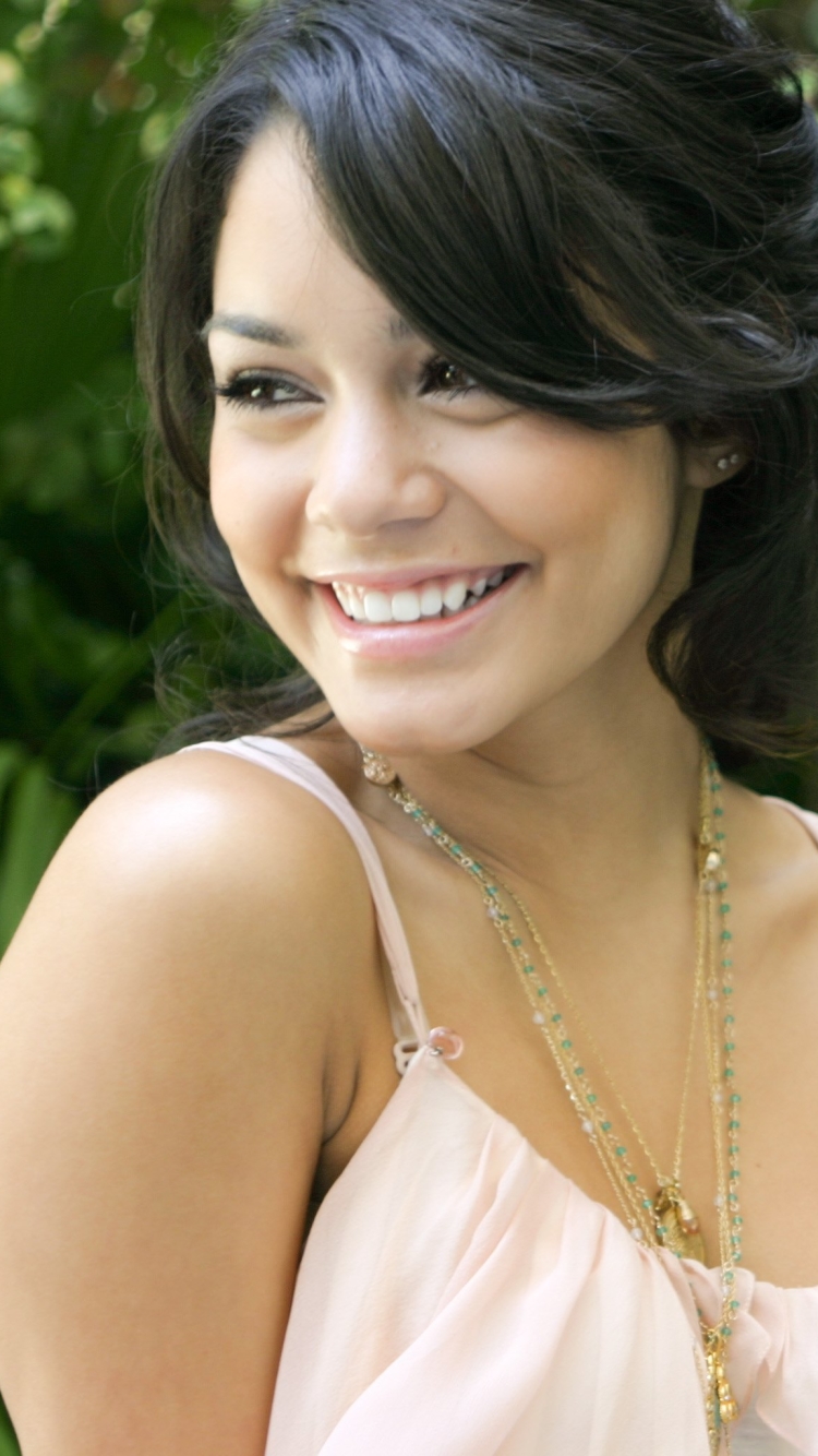 Baixar papel de parede para celular de Sorriso, Morena, Celebridade, Olhos Castanhos, Vanessa Hudgens, Cabelo Castanho, Atriz gratuito.