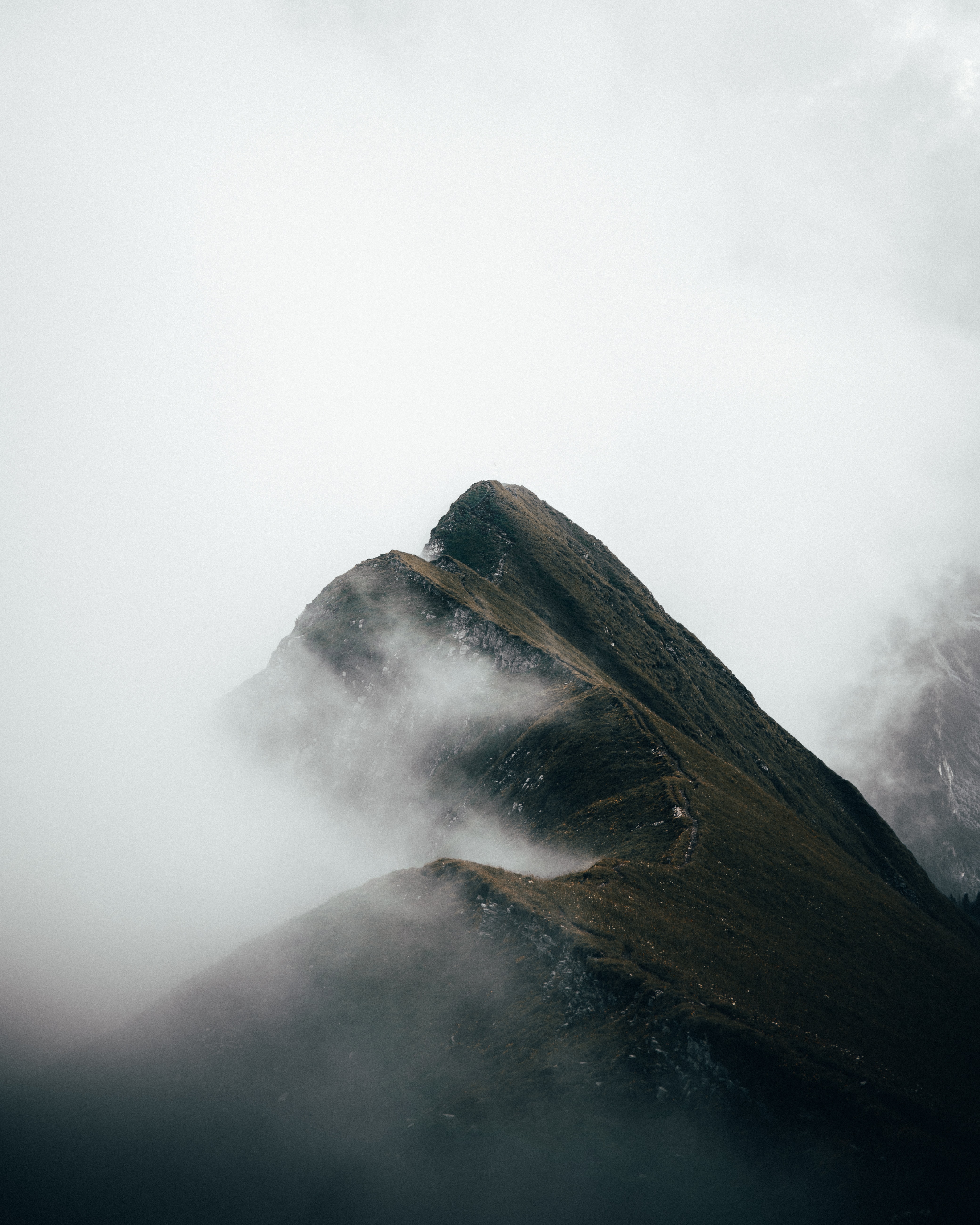 Скачать обои бесплатно Туман, Склон, Вершины, Облака, Природа, Горы картинка на рабочий стол ПК