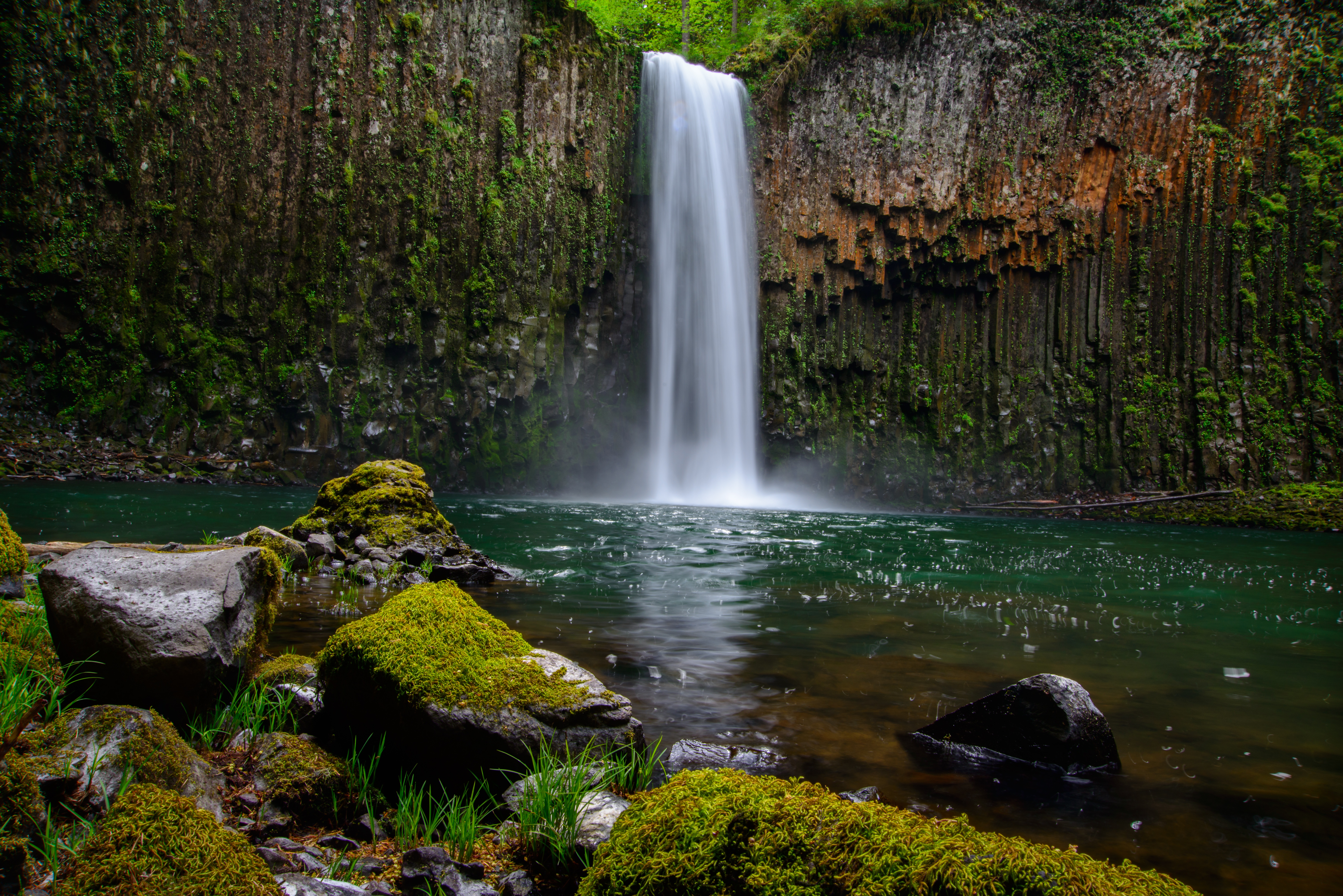 Handy-Wallpaper Natur, Wasserfälle, Wasserfall, Klippe, Moos, Erde/natur kostenlos herunterladen.