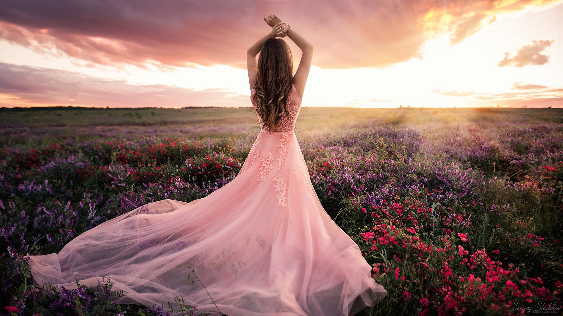 870216 скачать картинку поле, женщины, настроение, цветок, розовое платье, сзади - обои и заставки бесплатно